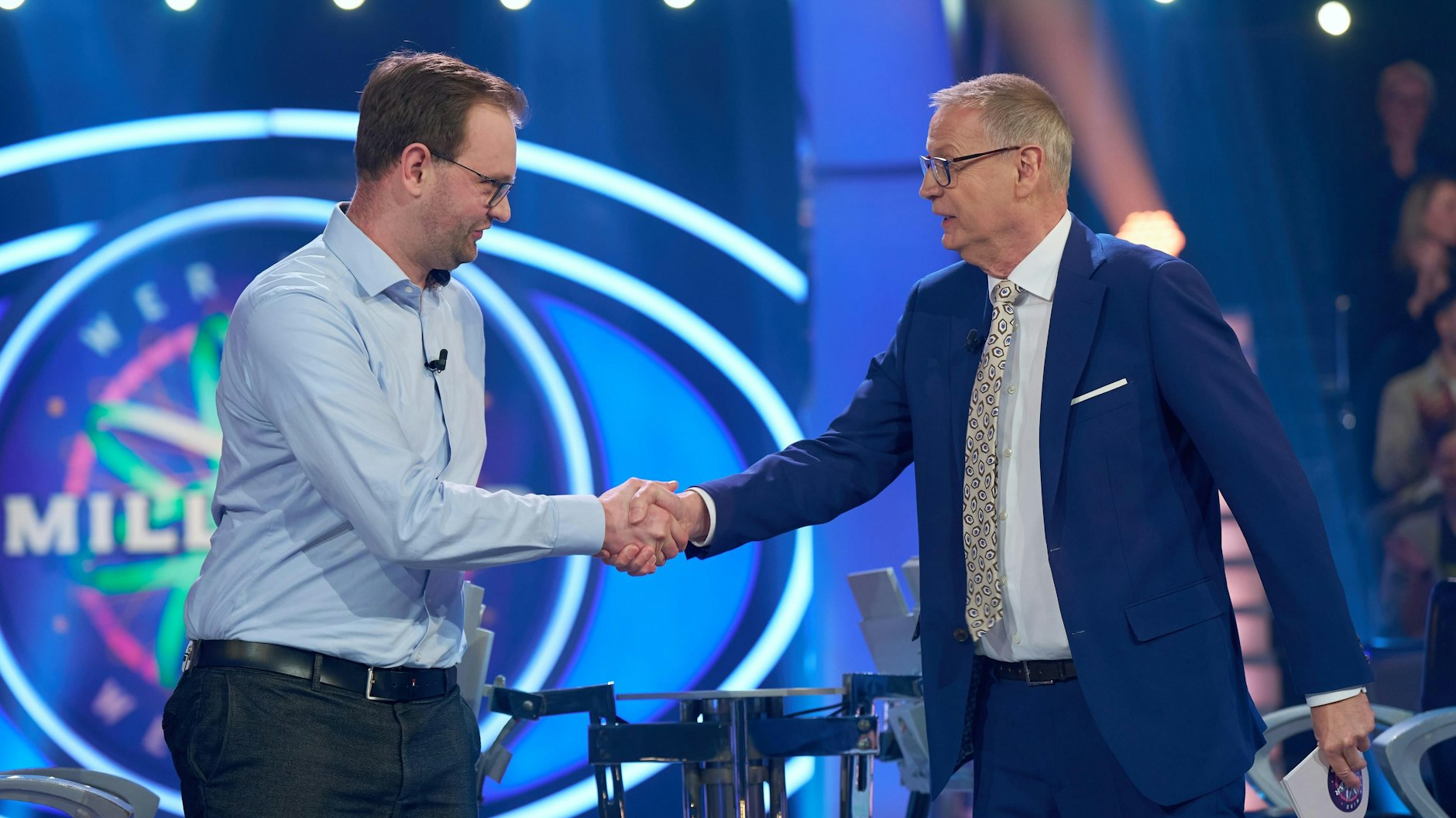Zum Abschied gibt's ein Händeschütteln - und die Hoffnung, dass es bei Wer wird Millionär irgendwann wieder ein Loser-Spezial gibt ...