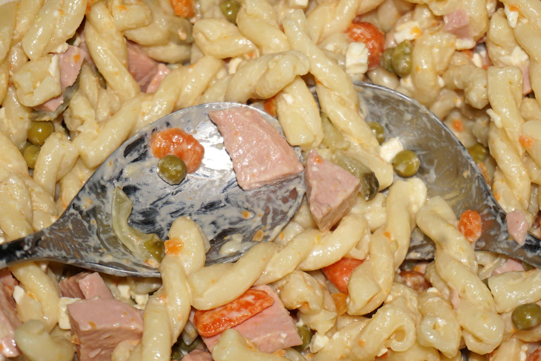 Omas leckerer Spirellisalat ist der beste und wohl auch einfachste Nudelsalat der Welt – er ist mit unserem tollen Rezept in kurzer Zeit fertig.