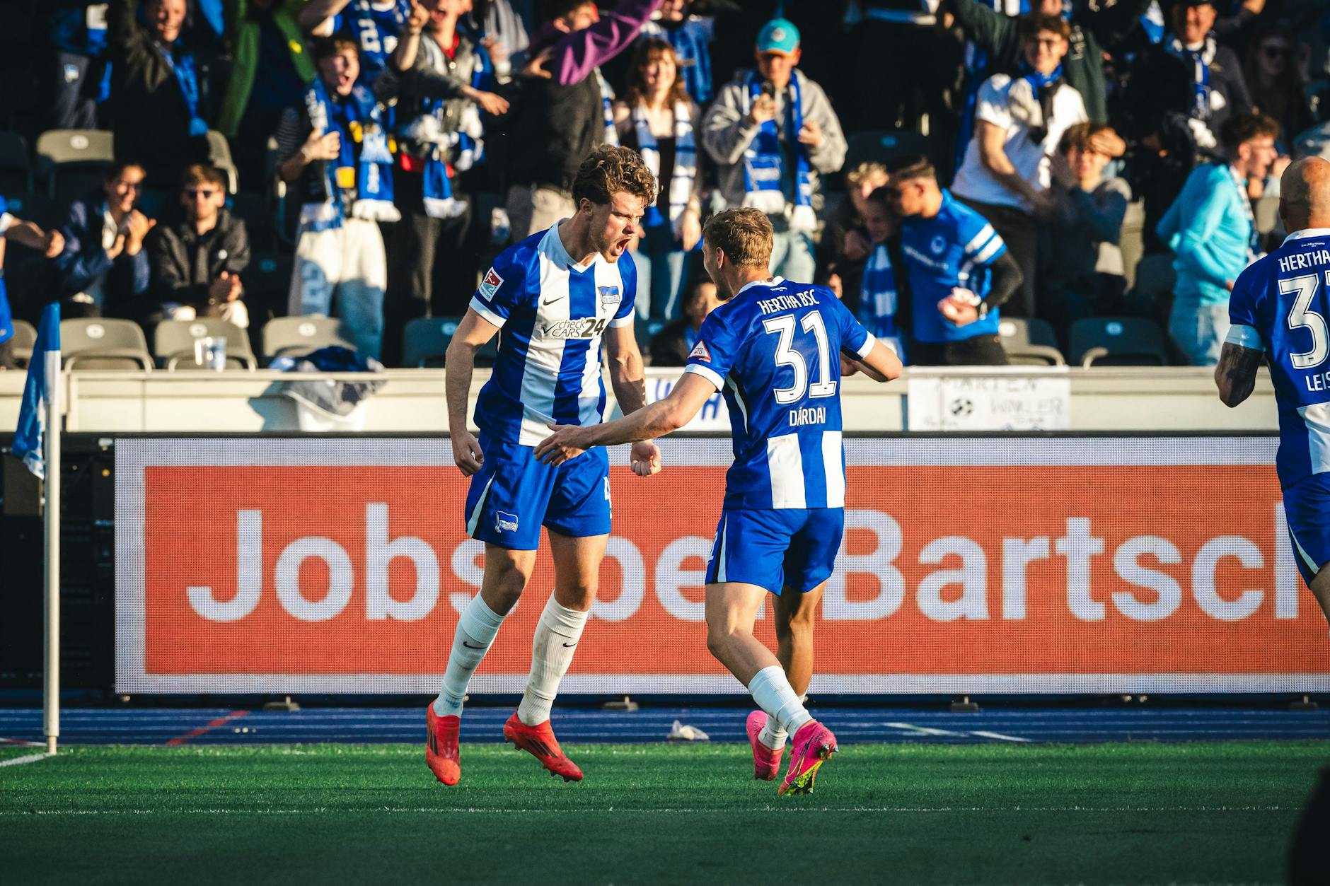 Linus Gechter jubelt mit Marton Dardai nach seinem Kopfball-Tor zum 1:1 gegen Magdeburg.