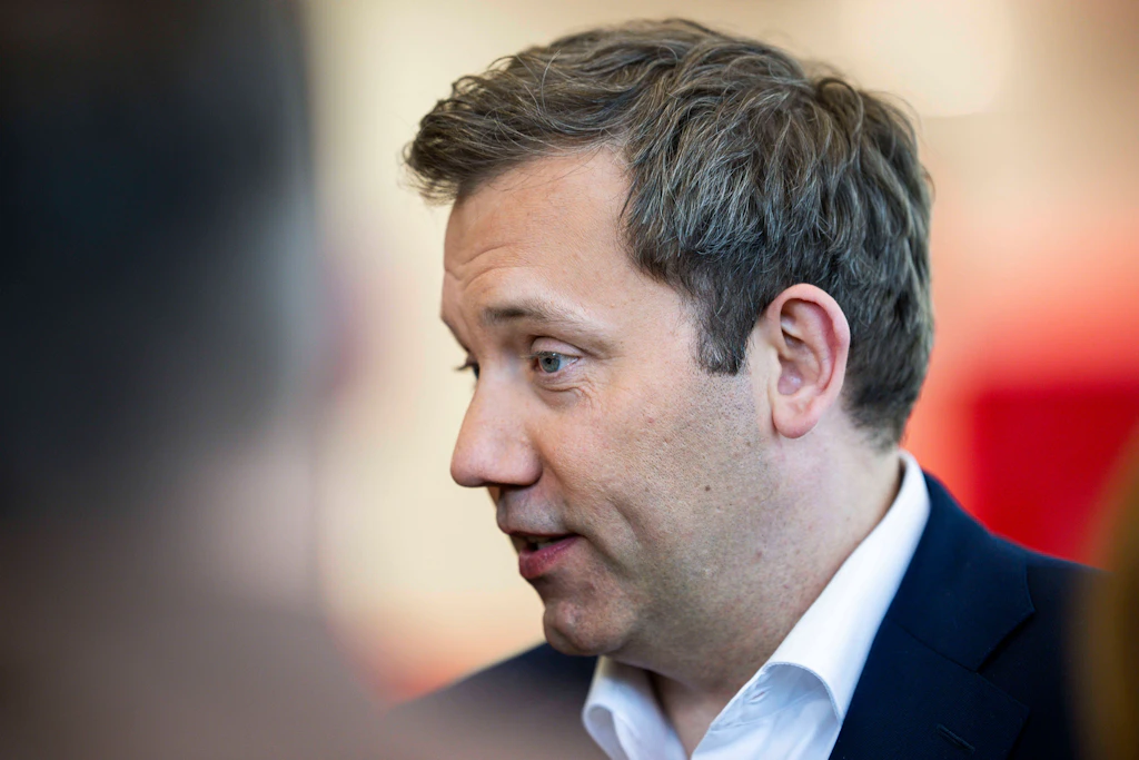 SPD patronu Lars Klingbeil kişisel tarihi paylaşıyor