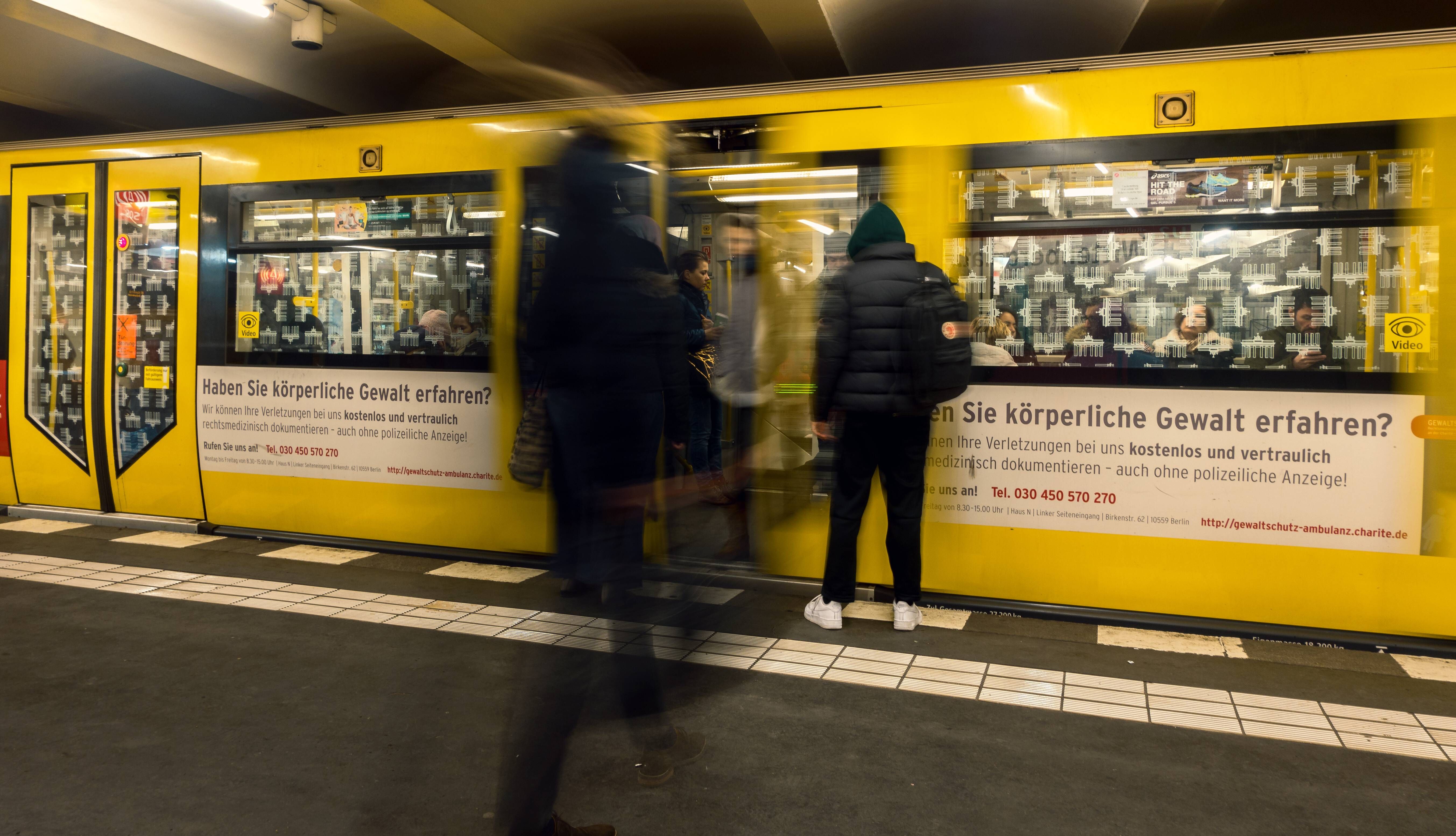 Türen blockieren in der U-Bahn: BVG kassiert jetzt SO VIEL Strafe!