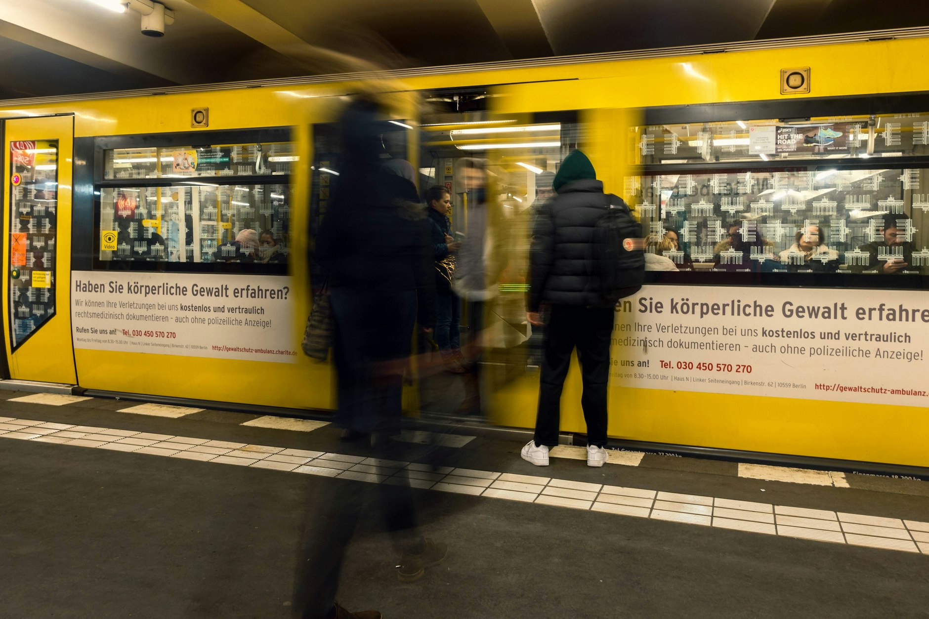 Die BVG führt neue Regelung ein: Nicht aufhalten ist die Botschaft, sonst kostet es 50 Euro Strafe!
