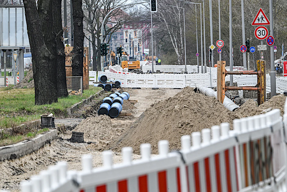 Schon seit einer gefühlten Ewigkeit laufen auf der Treskowallee in Karlshorst Bauarbeiten. Wann ist hier endlich Ruhe? Das fragen sich auch viele Anwohner und Autofahrer.