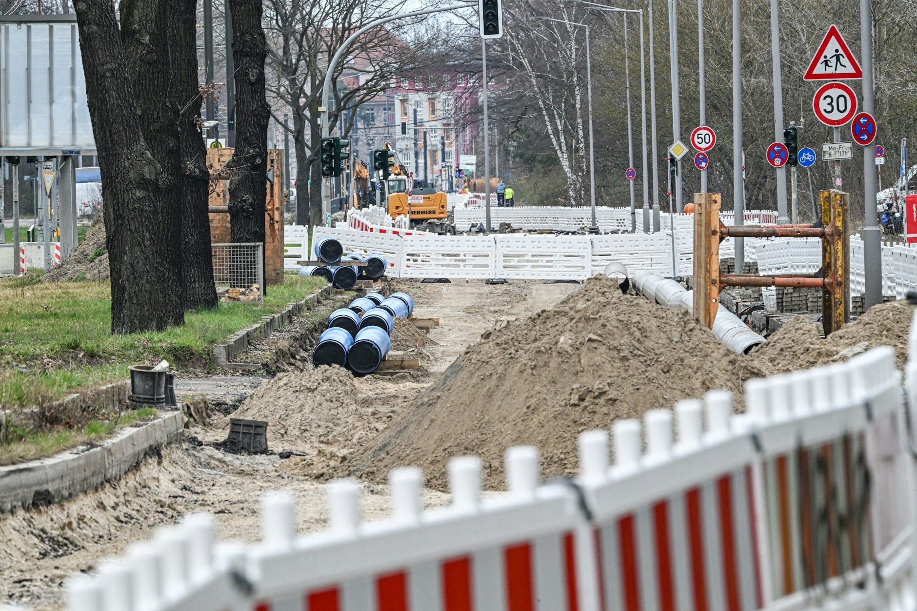 Schon seit einer gefühlten Ewigkeit laufen auf der Treskowallee in Karlshorst Bauarbeiten. Wann ist hier endlich Ruhe? Das fragen sich auch viele Anwohner und Autofahrer.