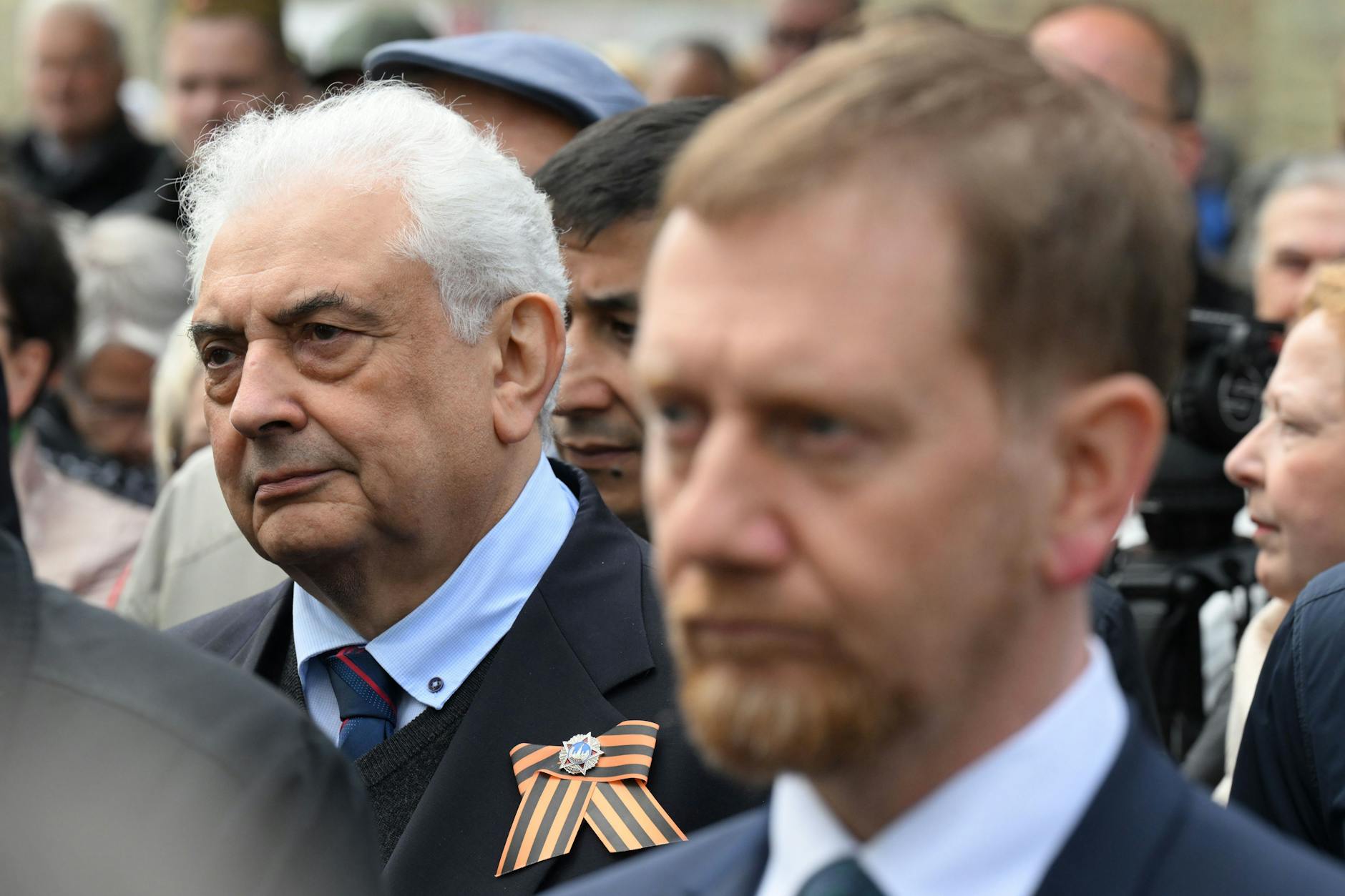 Sergej Netschajew (l), russischer Botschafter in Deutschland, und Michael Kretschmer (CDU), Ministerpräsident von Sachsen, nehmen am Gedenken in Torgau teil.