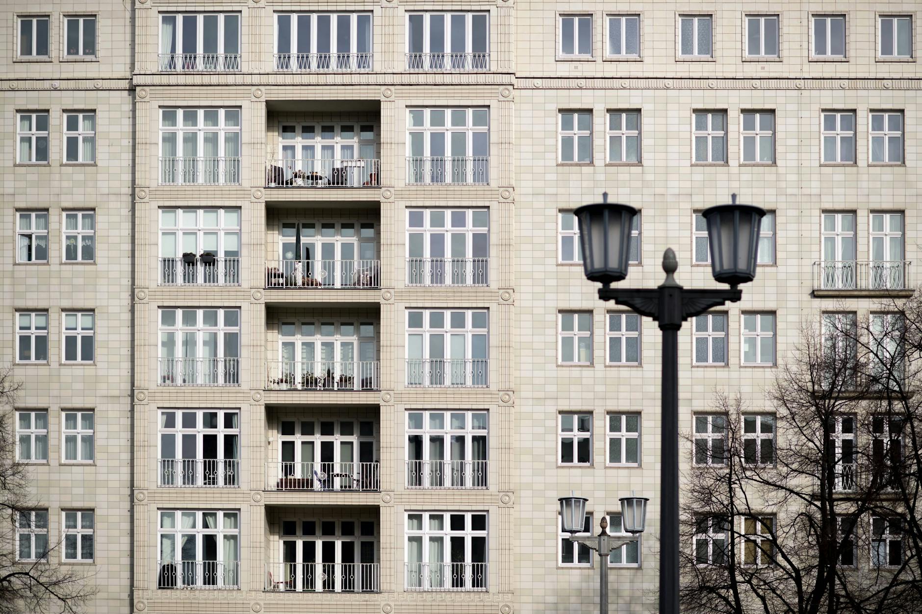Die Fassade eines Wohnhauses an der Karl-Marx-Allee in Berlin-Friedrichshain. (Symbolfoto) Weniger Zwangsräumungen von Wohnungen in Brandenburg.