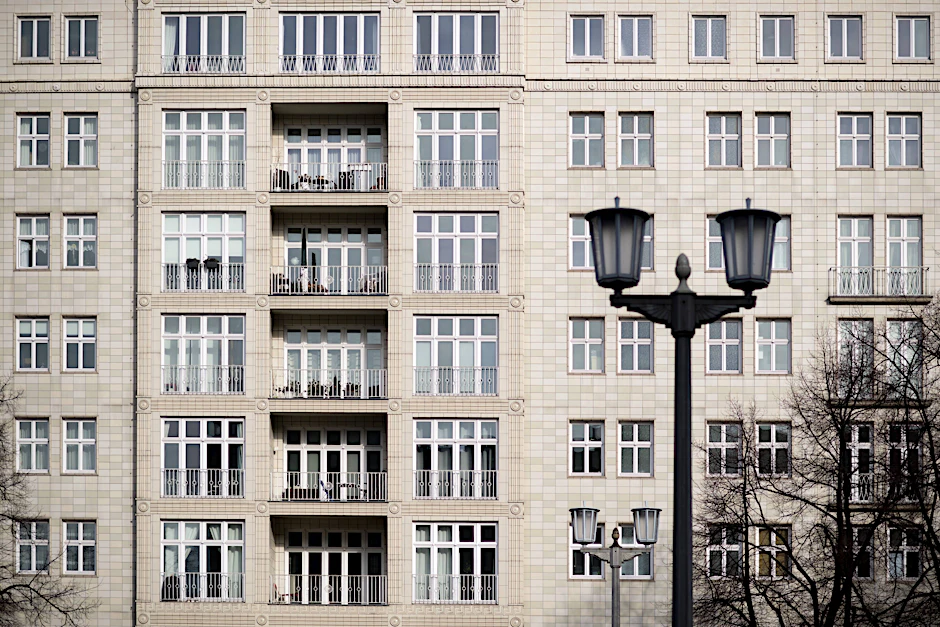 Die Fassade eines Wohnhauses an der Karl-Marx-Allee in Berlin-Friedrichshain. (Symbolfoto) Weniger Zwangsräumungen von Wohnungen in Brandenburg.