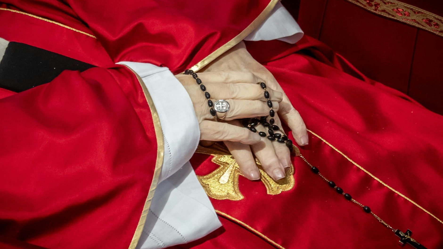 Die Leiche von Papst Franziskus liegt seit Mittwoch aufgebahrt im Petersdom. In den Händen hält der verstorbene Papst seinen Rosenkranz.