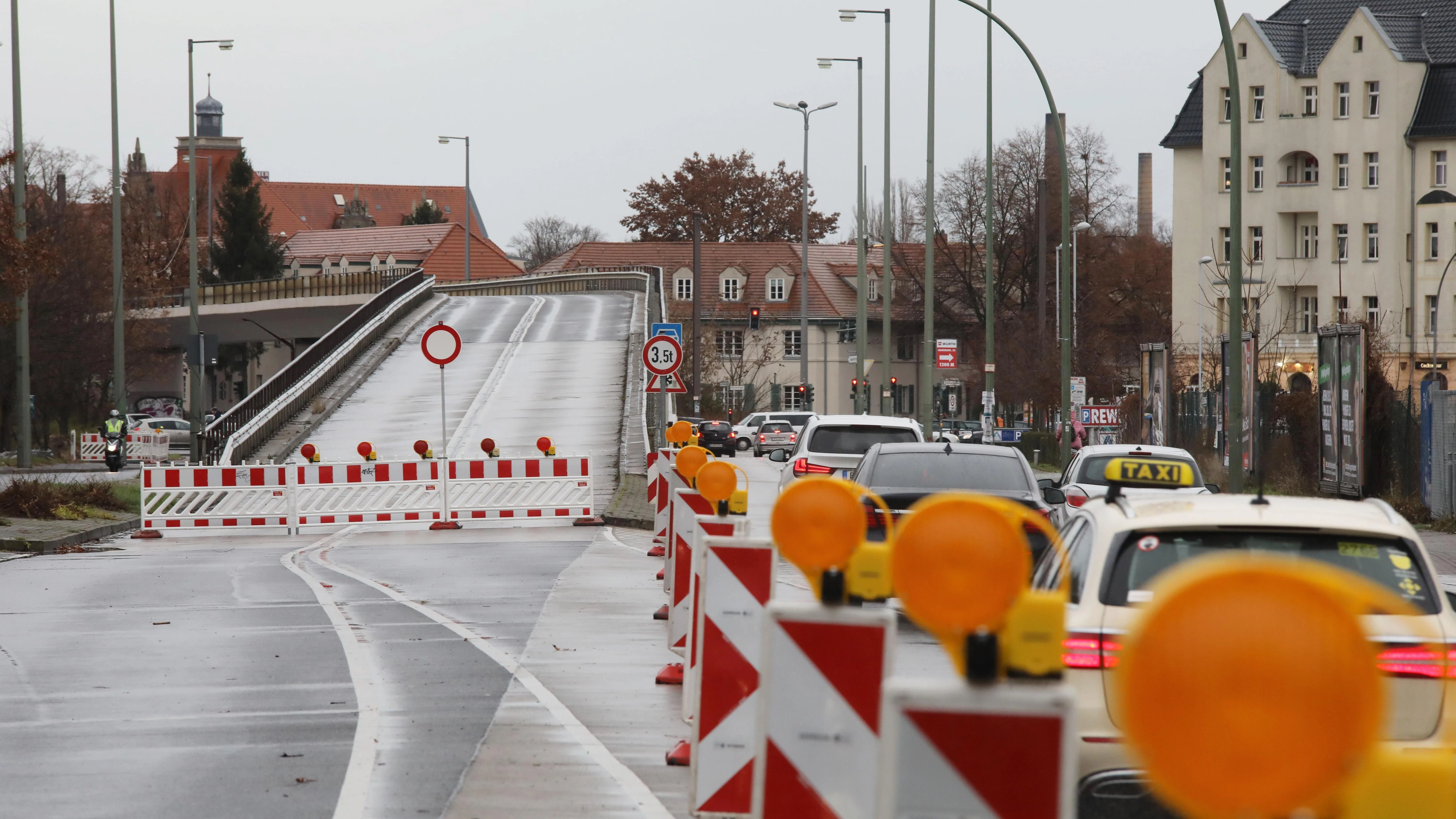 Am südlichen Ende der Treskowallee droht eine neue Baustelle: Die Brücke An der Wuhlheide soll im Jahr 2026 abgerissen werden.