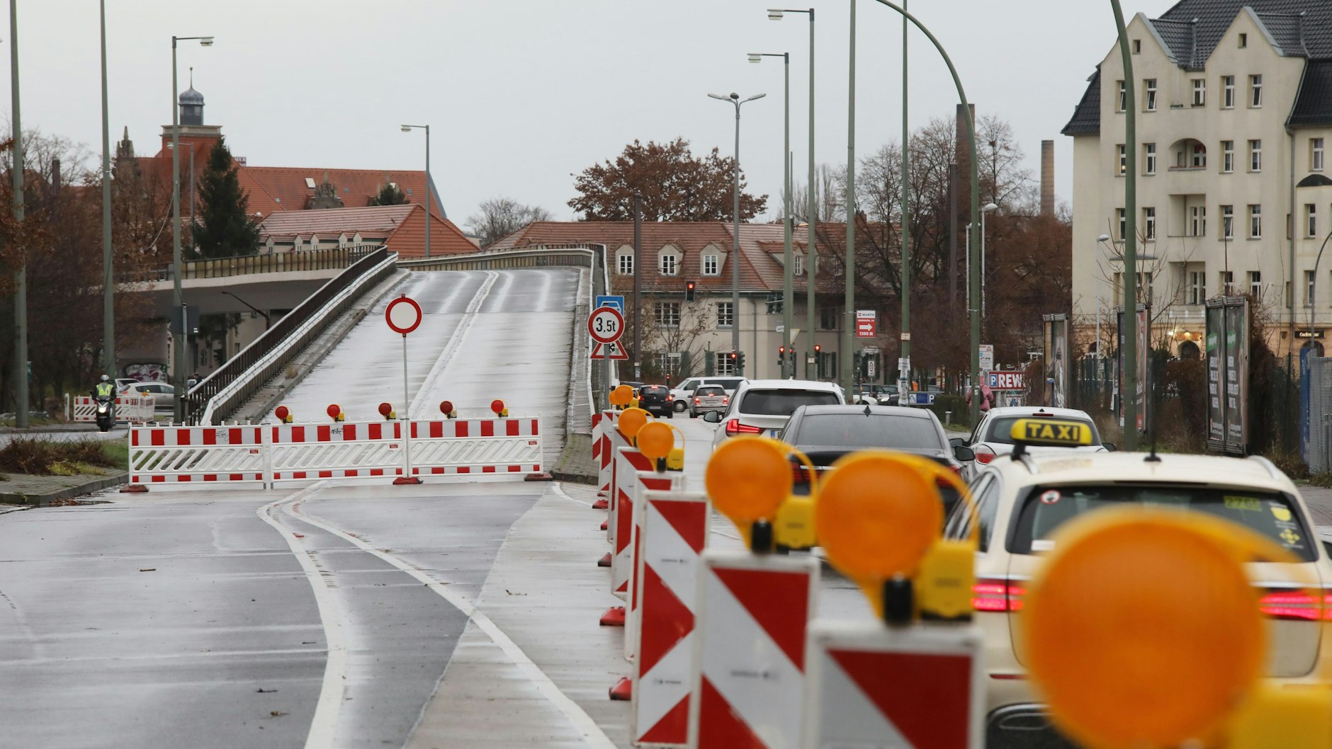 Am südlichen Ende der Treskowallee droht eine neue Baustelle: Die Brücke An der Wuhlheide soll im Jahr 2026 abgerissen werden.