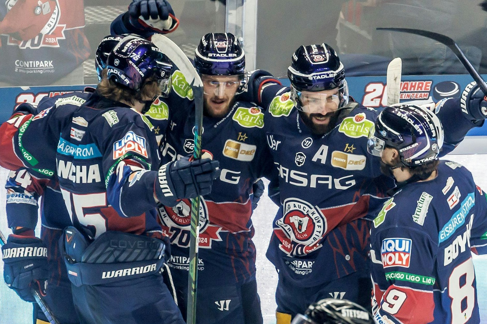 Berlins Marcel Noebels (l.) jubelt mit Teamkollegen nach seinem Treffer zum 4:0.