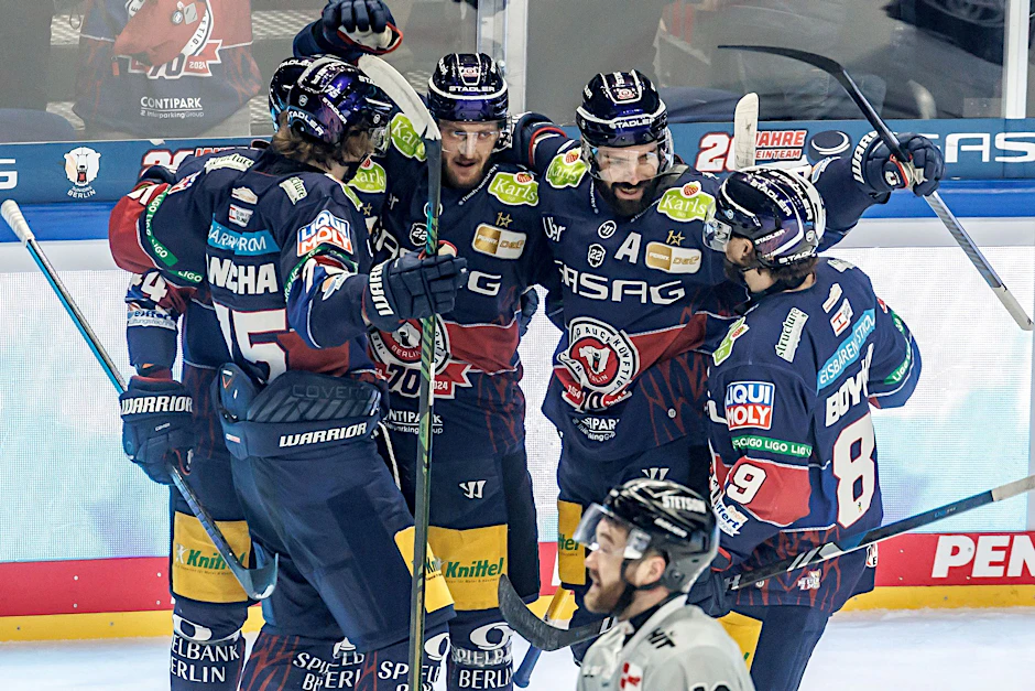 Berlins Marcel Noebels (l.) jubelt mit Teamkollegen nach seinem Treffer zum 4:0.