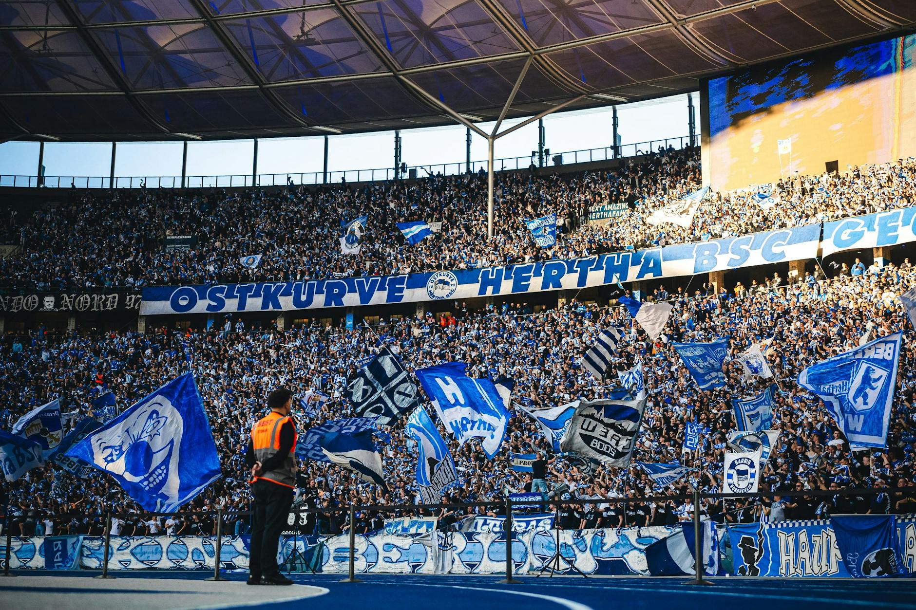 Volles Olympiastadion mit den treuen Hertha-Fans, aber ziemlich leeres Punktekonto in den Heimspielen.