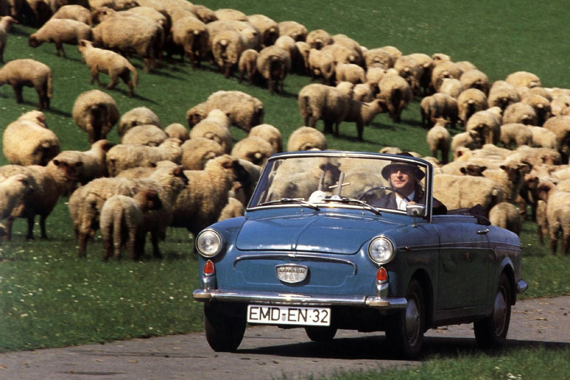 Otto Waalkes im schicken Filmflitzer. Privat musste auch er schon die Fleppen abgeben.