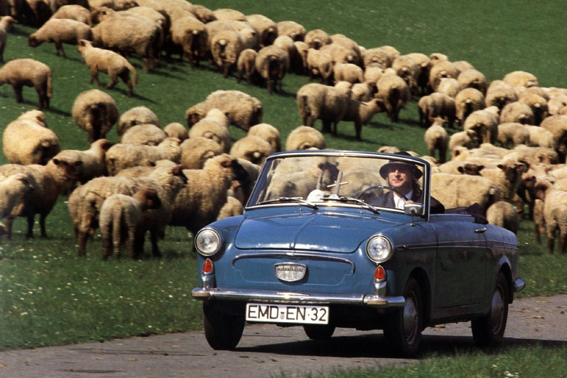 Otto Waalkes im schicken Filmflitzer. Privat musste auch er schon die Fleppen abgeben.