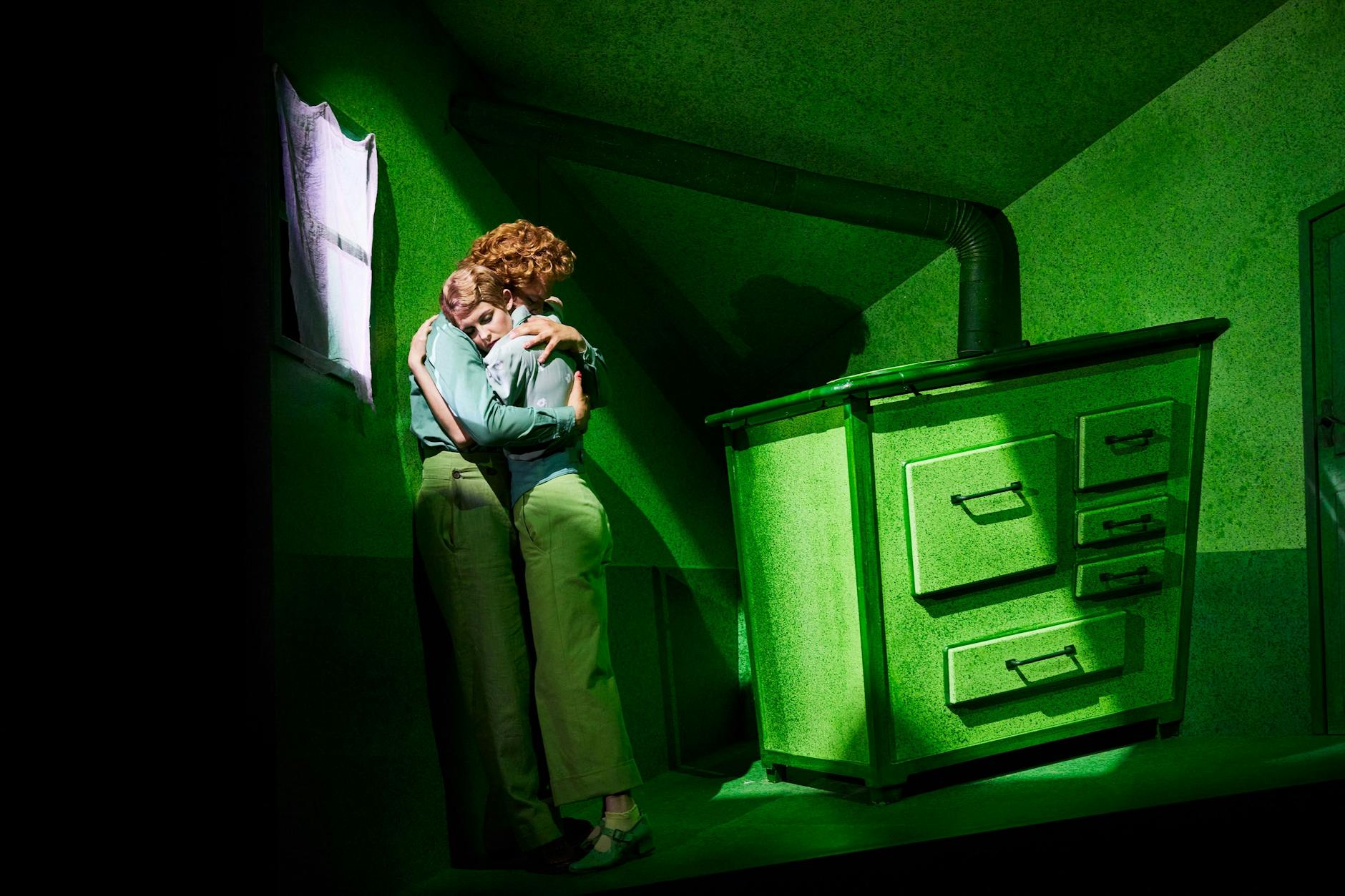 Ein unglückliches, aber glückliches Paar: Eugen und Grete (Moritz Kienemann und Lorena Handschin)