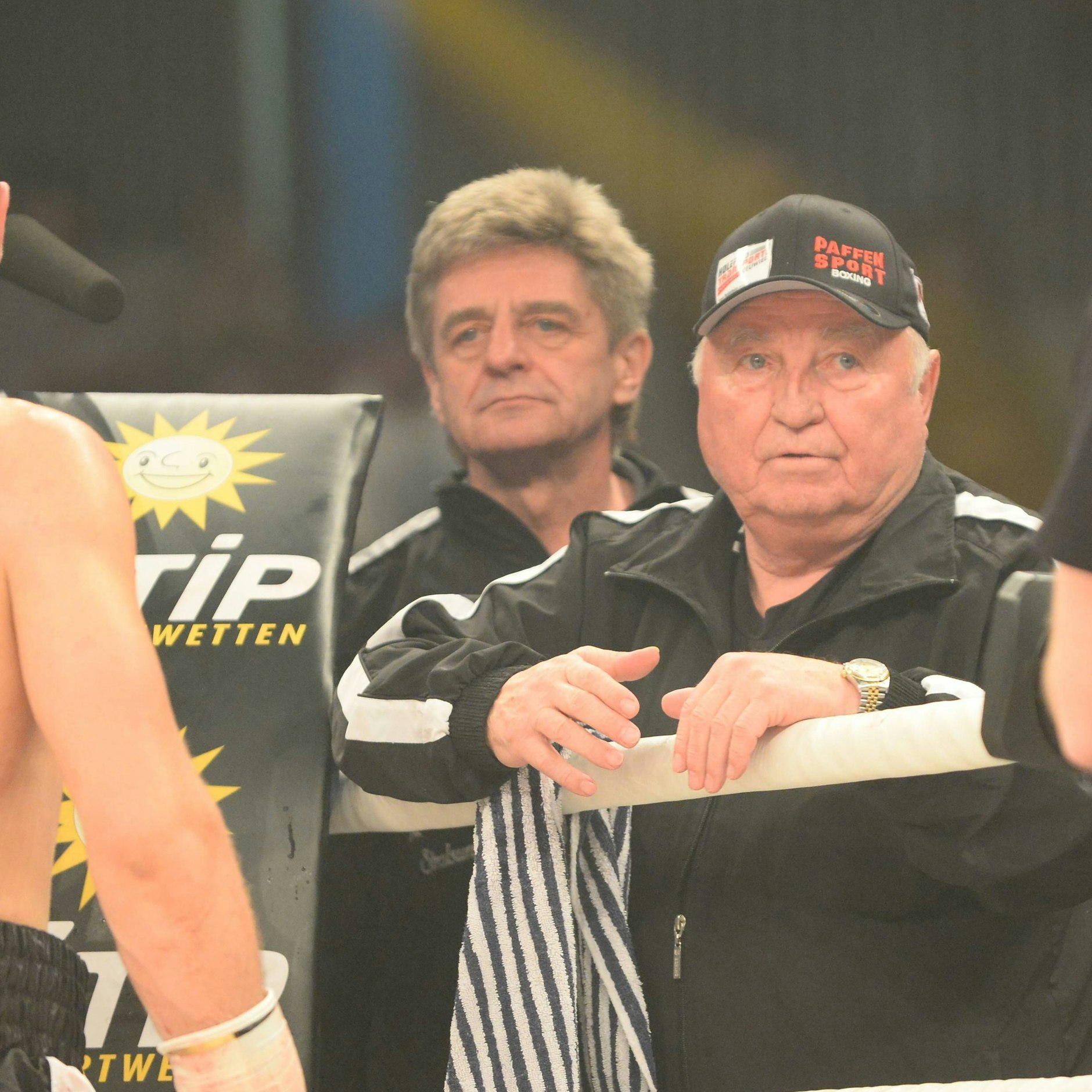 In der Ringecke immer dicht bei Ulli Wegner (r.): Co-Trainer Georg Bramowski.