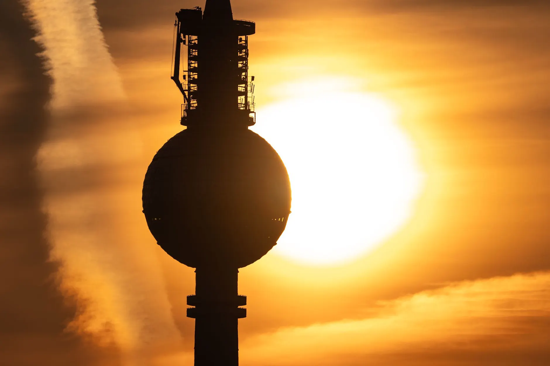 Die Sonne küsst den Fernsehturm. Berlin steht ein Super-Sonnen-Wochenende bevor.