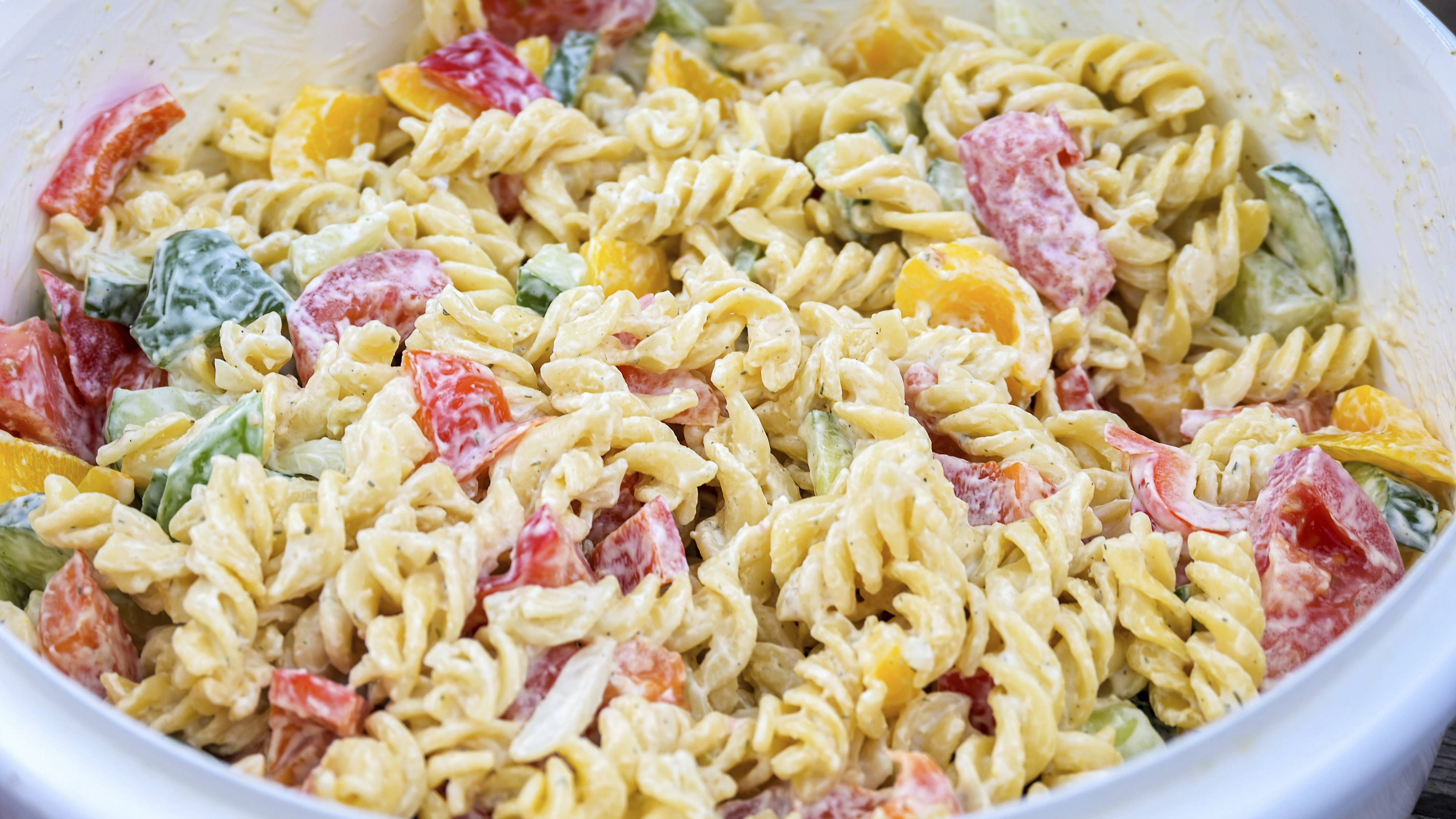 Omas Spirellisalat ist einfach lecker - Sie können die Zutaten für den Nudelsalat natürlich auch variieren. Probieren Sie das Rezept einfach mal aus!