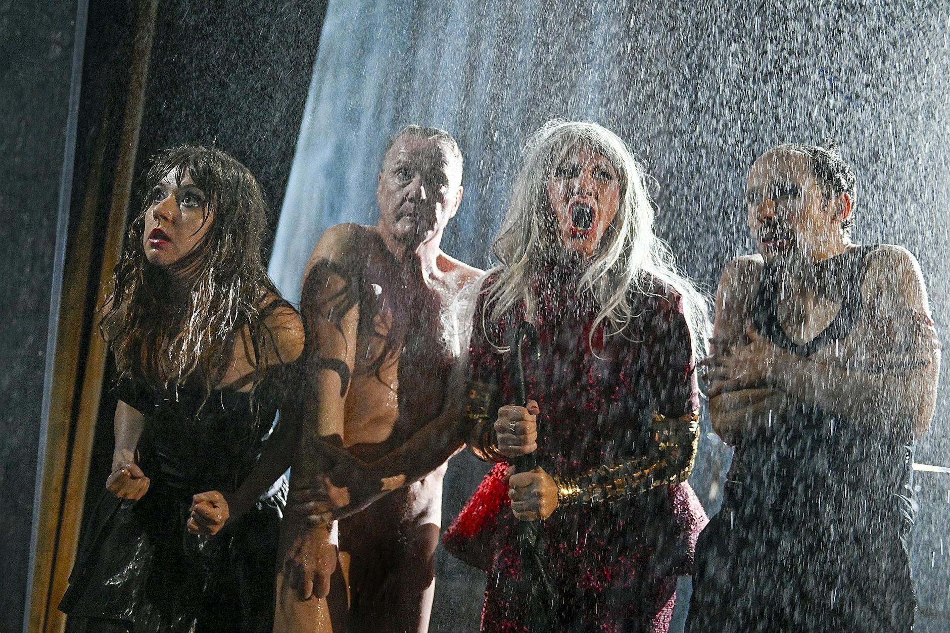 Schlechtes Wetter auf dem Revolutionsplatz. Nihan Kirmanoğlu, Torsten Ranft, Nadja Stübiger, Marin Blülle werden nass, während Danton seinen Tod unter der Guillotine stirbt.