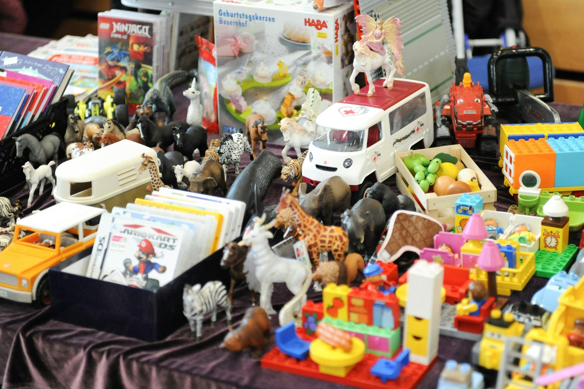 Stand auf dem Kinderflohmarkt: ein Kreislauf, der niemals endet