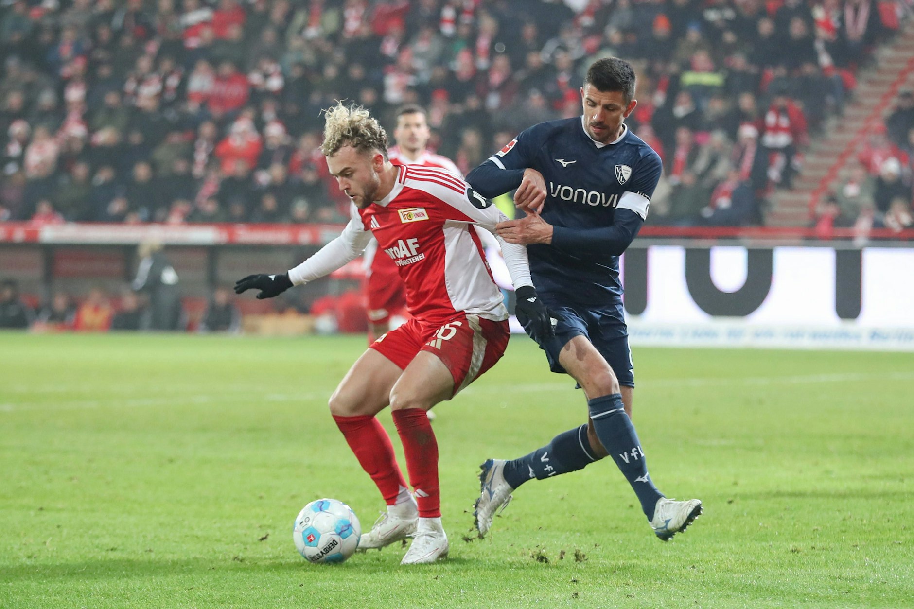 Anthony Losilla (r./39) verspricht dem 1. FC Union und Benedict Hollerbach (23) beim Rückspiel in Bochum einen heißen Tanz.