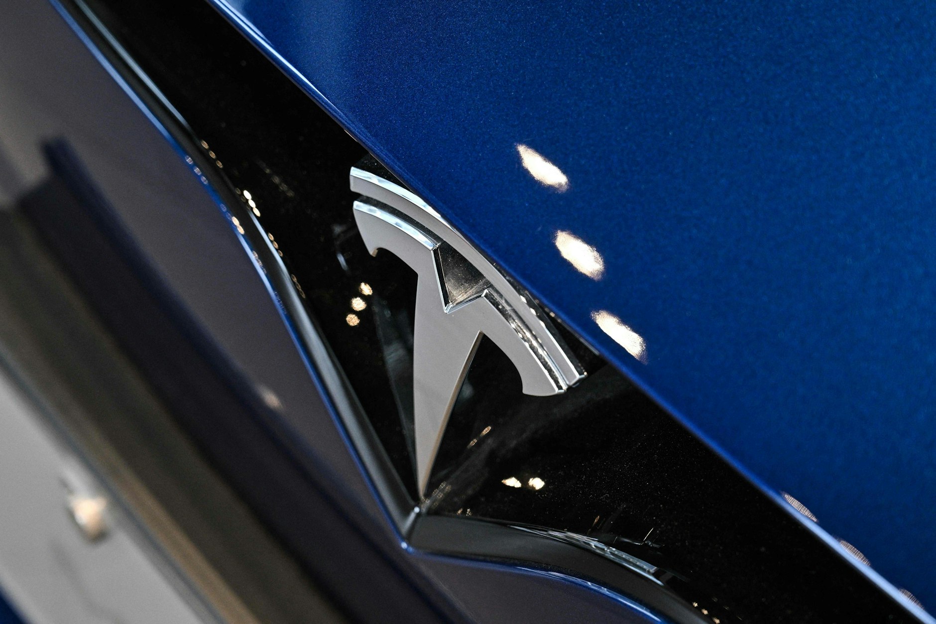 „Wer will auch ein Nazi-Auto fahren? Hersteller von E-Autos erleben Absatzhoch – abgesehen von Tesla “, schrieb die Senatorin Cansel Kiziltepe am Mittwochabend im Internet bei X. Und dazu ein Link zu einem Bericht über den Gewinn-Einbruch bei dem US-Autohersteller.