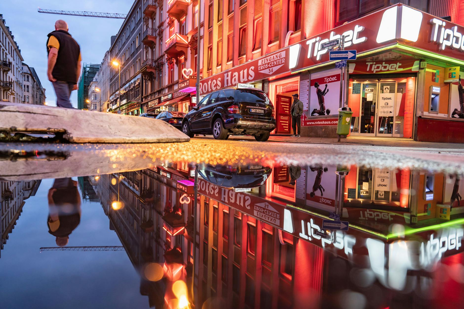 Im Frankfurter Bahnhofsviertel suchte der Mörder sich ein leichtes Opfer, fand einen Bettler und stach zu. (Symbolbild)