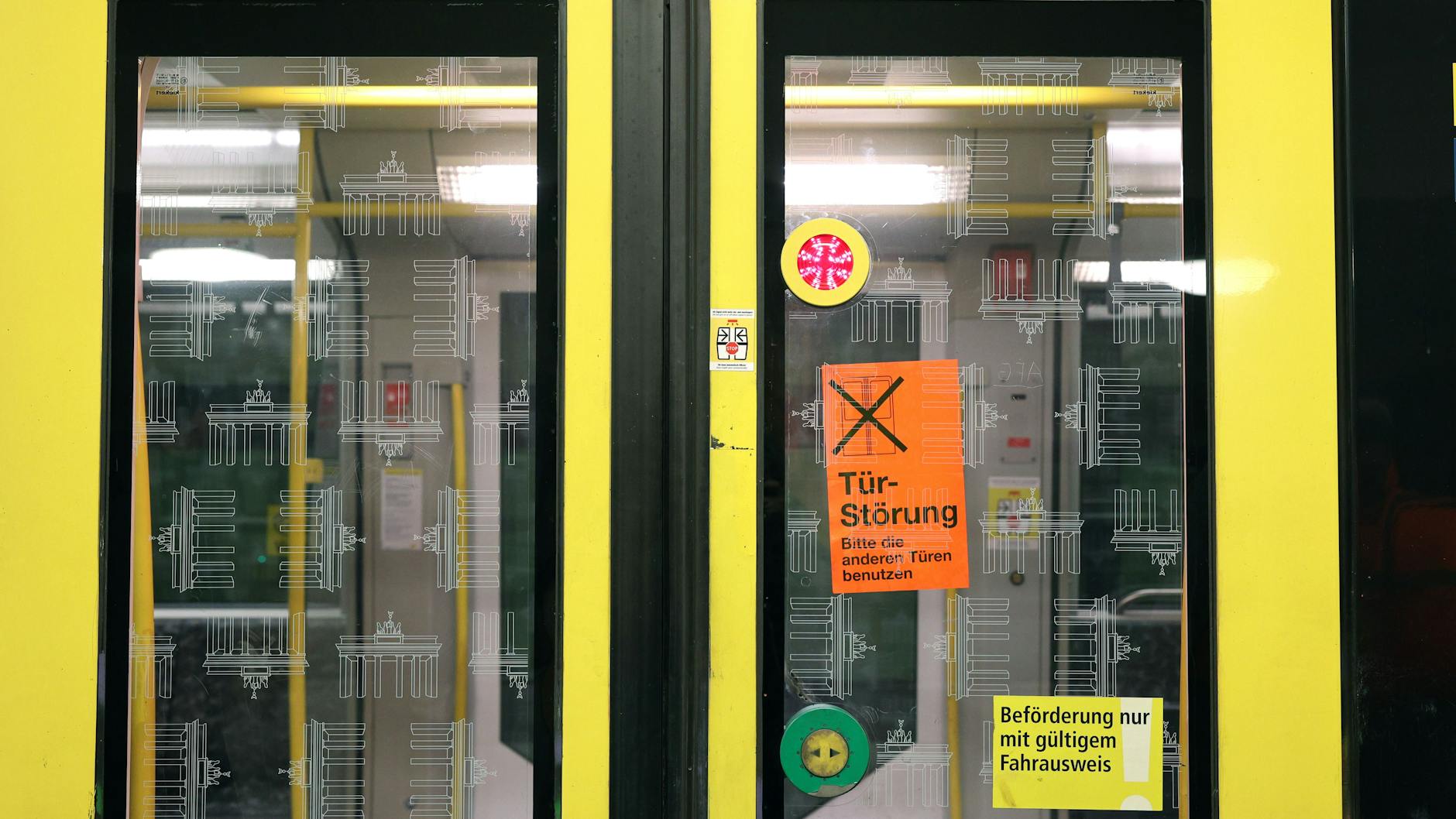 Immer wieder kommt es im Betrieb der BVG zu Störungen, weil Türen aufgehalten werden und dadurch kaputtgehen.