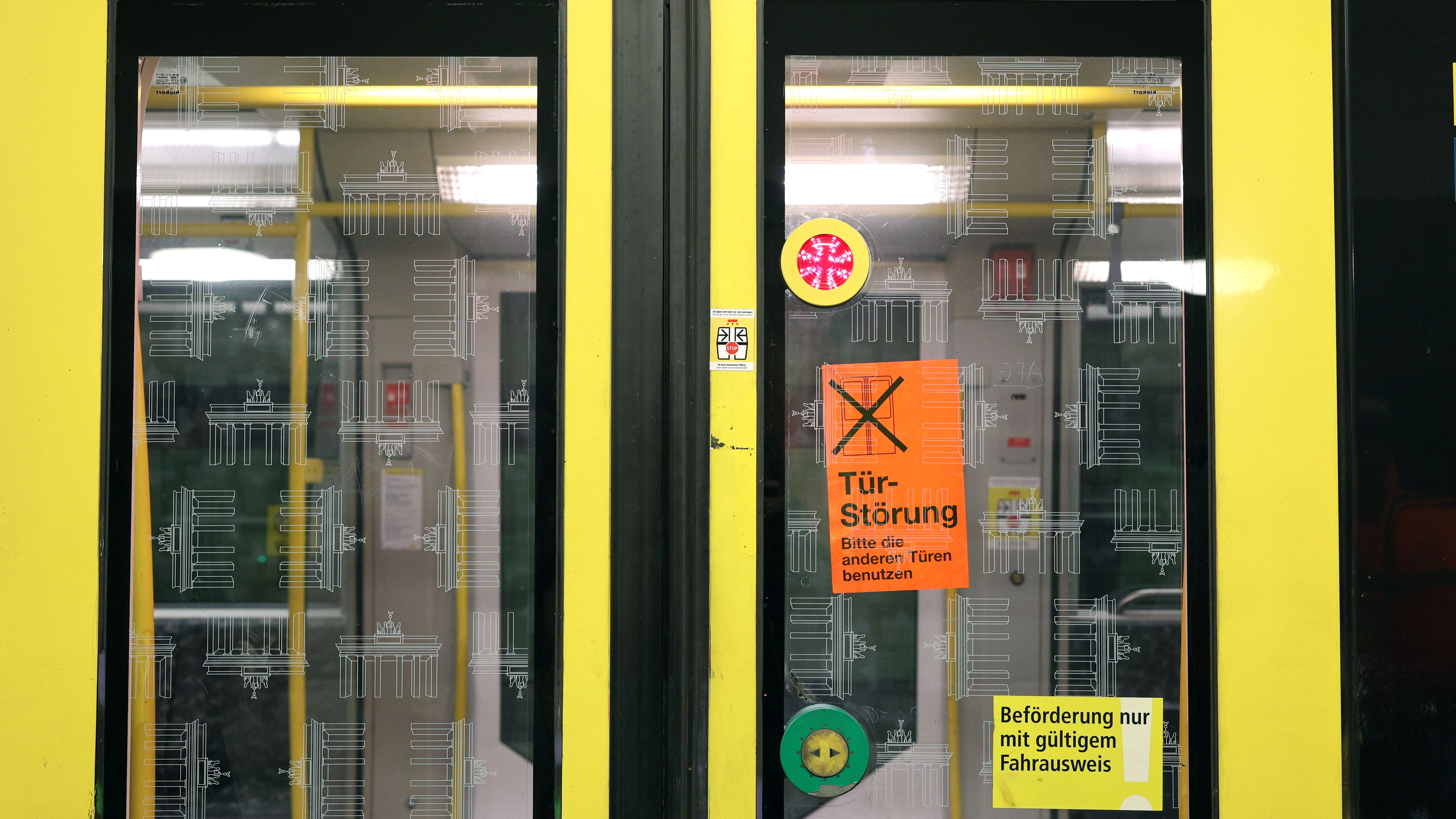 Immer wieder kommt es im Betrieb der BVG zu Störungen, weil Türen aufgehalten werden und dadurch kaputtgehen.