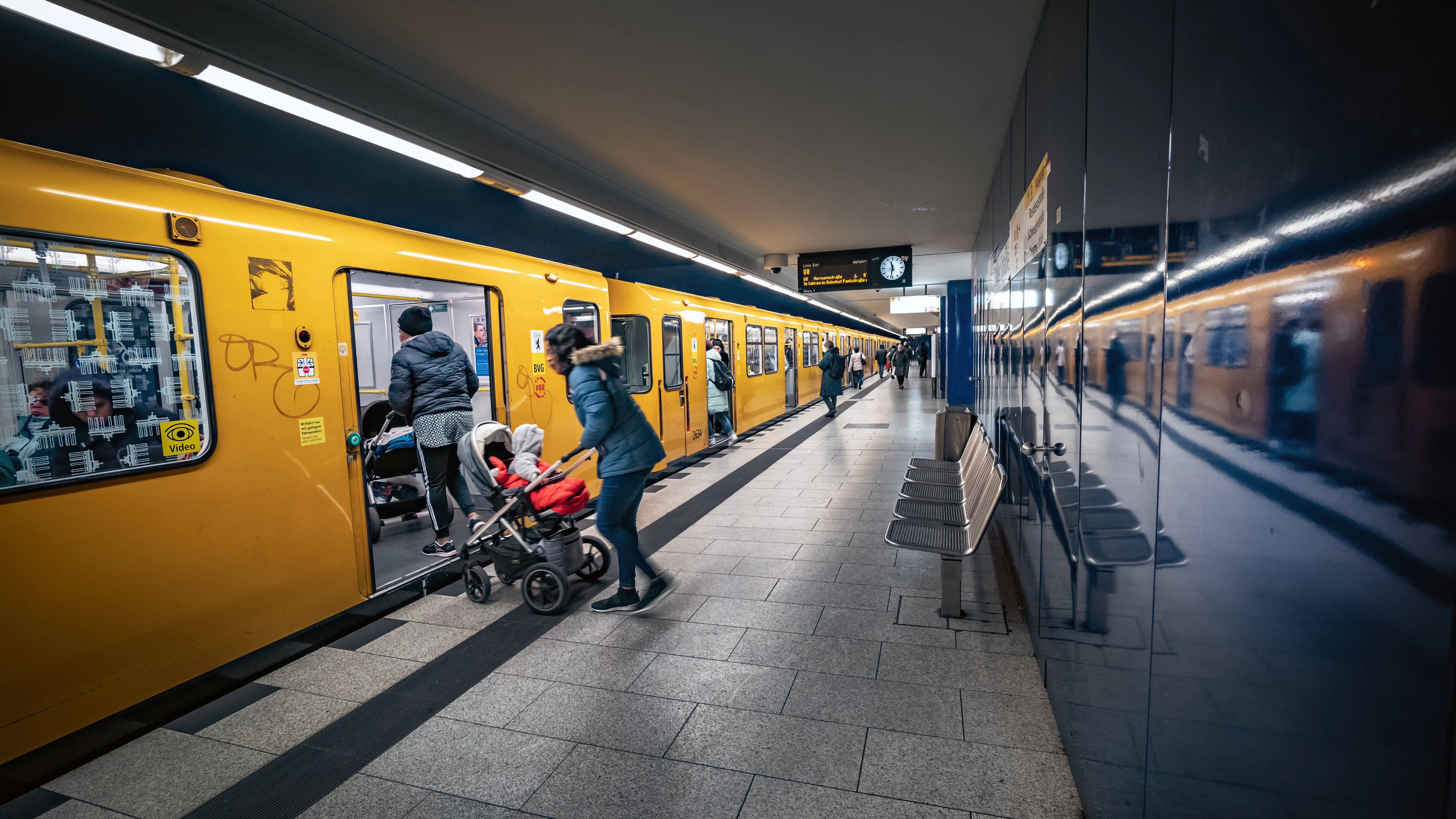 Damit die Bahnen planmäßig fahren, dürfen die Türen nicht aufgehalten werden. Wer es trotzdem tut, soll künftig zur Kasse gebeten werden.