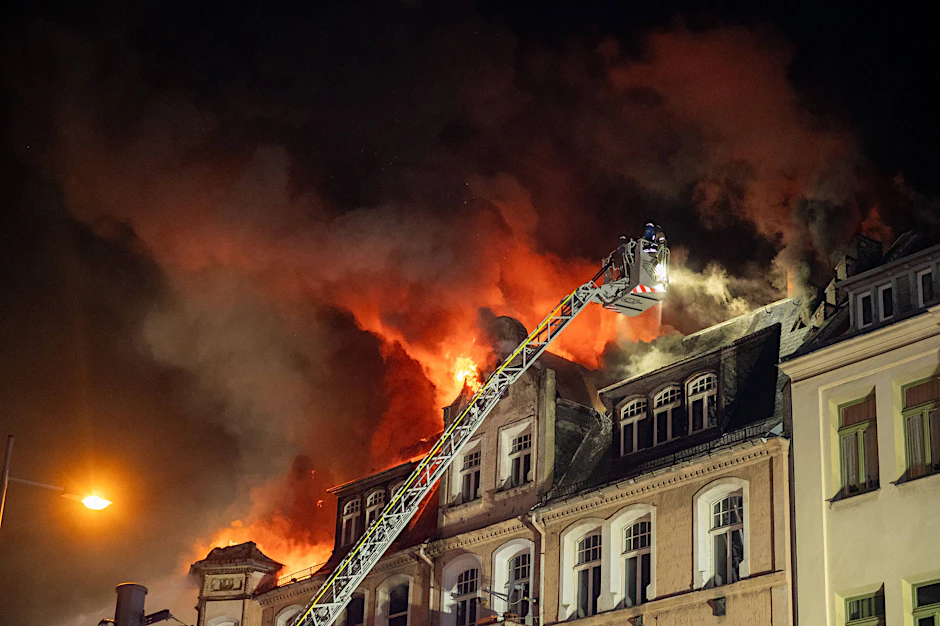 Ein Dachstuhl brennt: Auch in Neukölln hat es in der Nacht in einem Wohnhaus auf der Sonnenallee gebrannt.