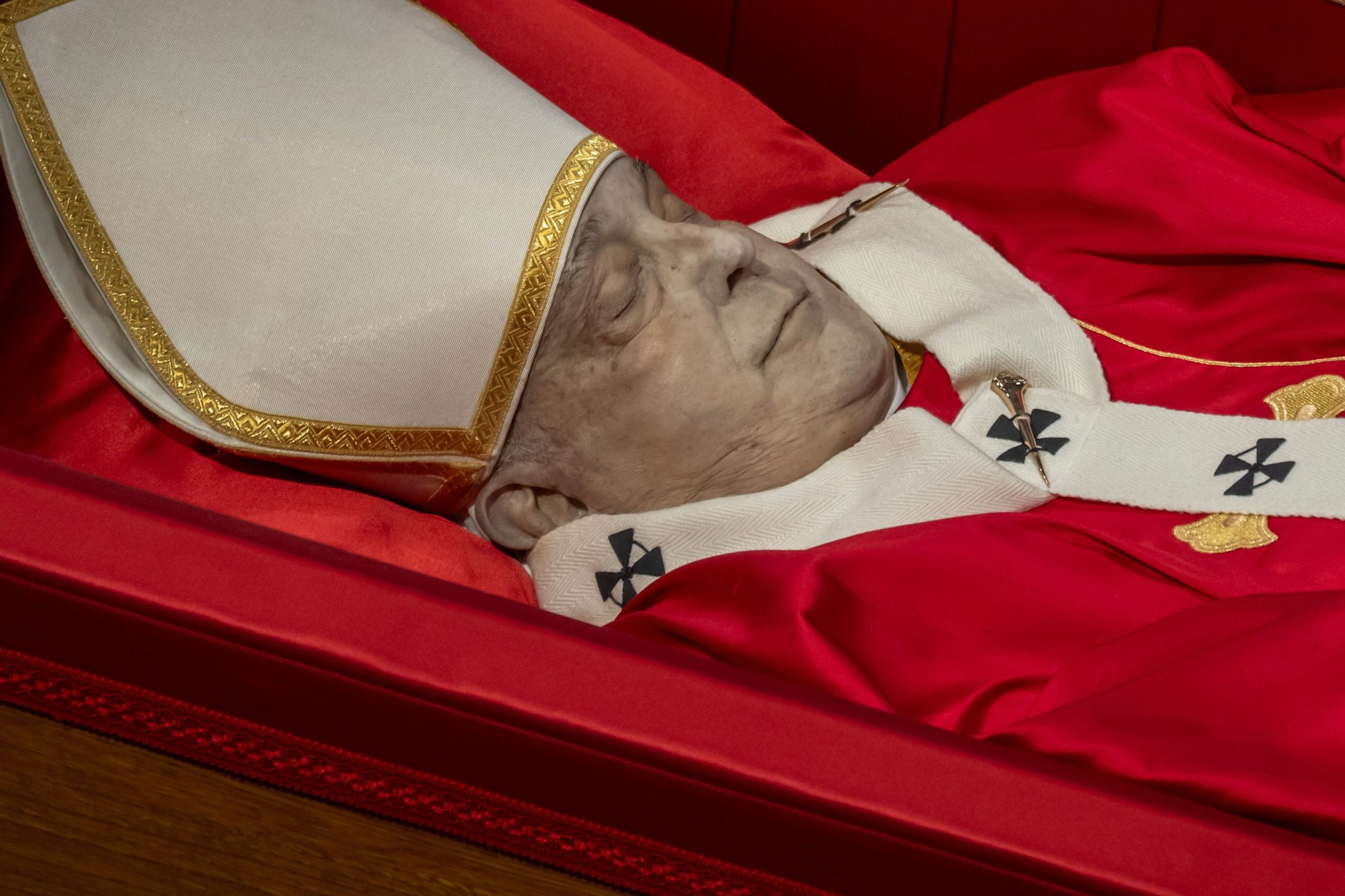Die Leiche von Papst Franziskus konnte auch am Freitag noch besichtigt werden. Aber: Warum verwest der Leichnam nicht - und fängt an zu stinken?