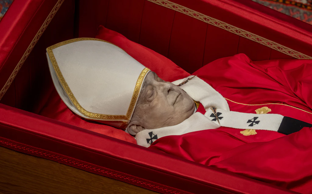 Toter Papst Franziskus: Warum stinkt seine Leiche eigentlich nicht?