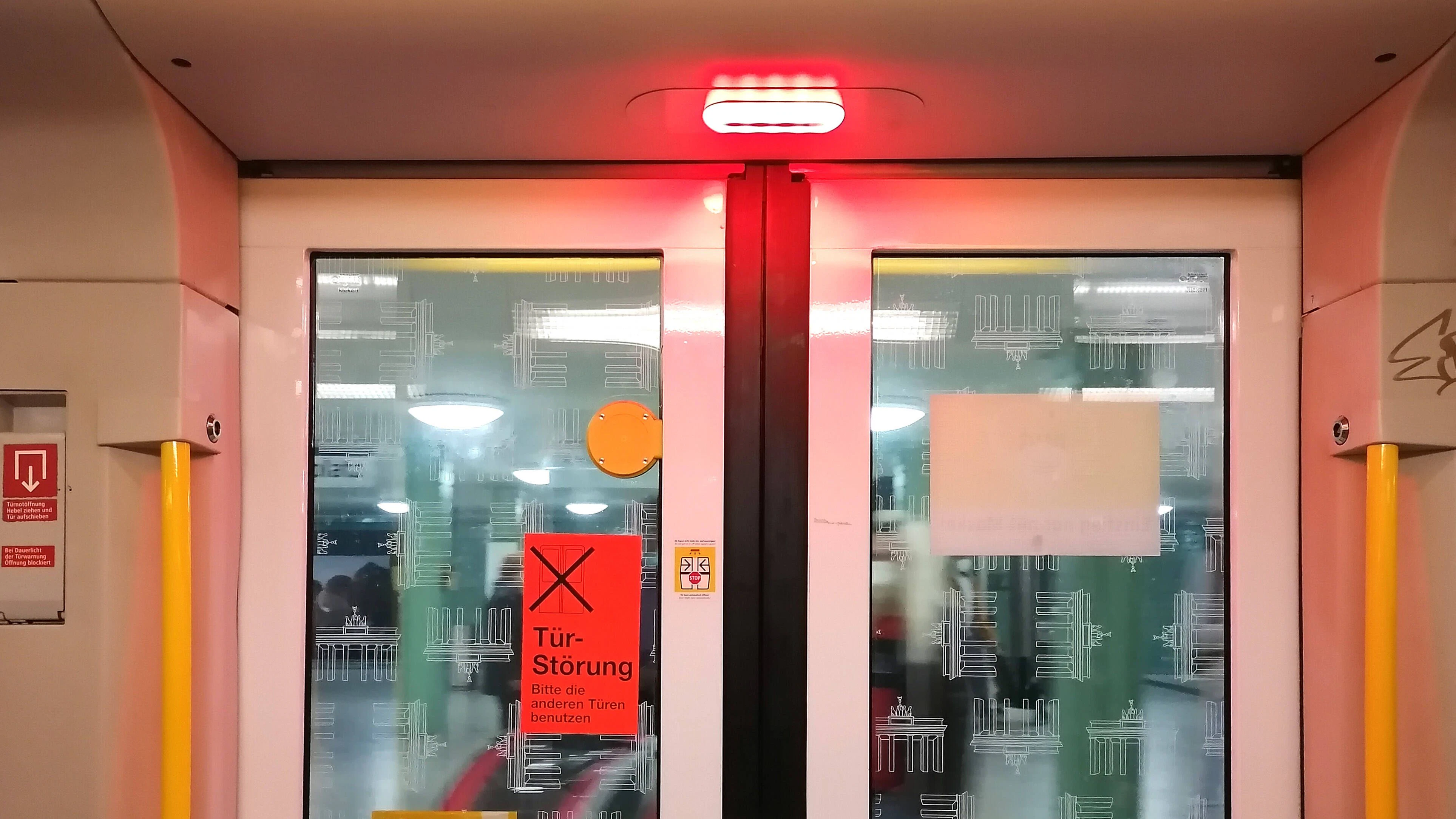 Wenn das rote Licht leuchtet, haben Fahrgäste in den Türen nichts mehr verloren. Die nächste Bahn kommt in wenigen Minuten!