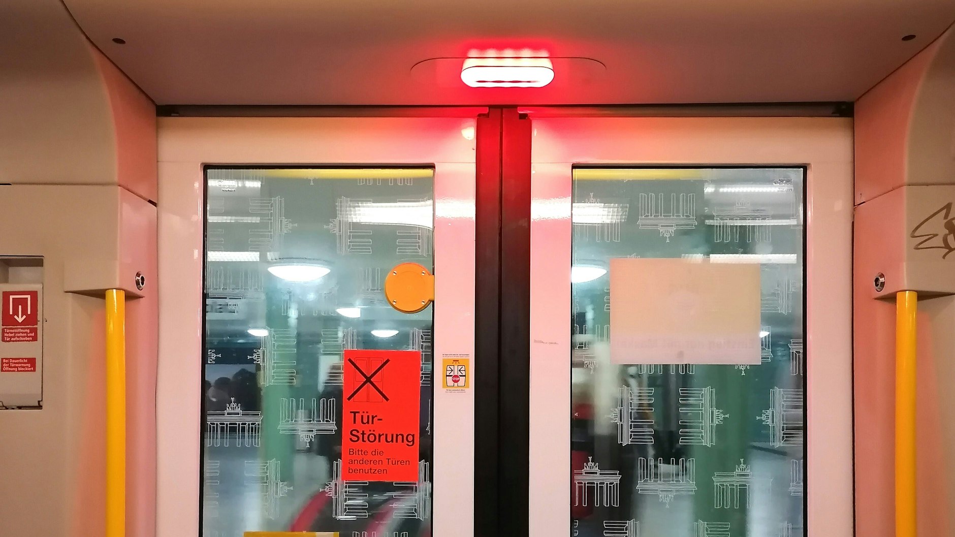 Wenn das rote Licht leuchtet, haben Fahrgäste in den Türen nichts mehr verloren. Die nächste Bahn kommt in wenigen Minuten!