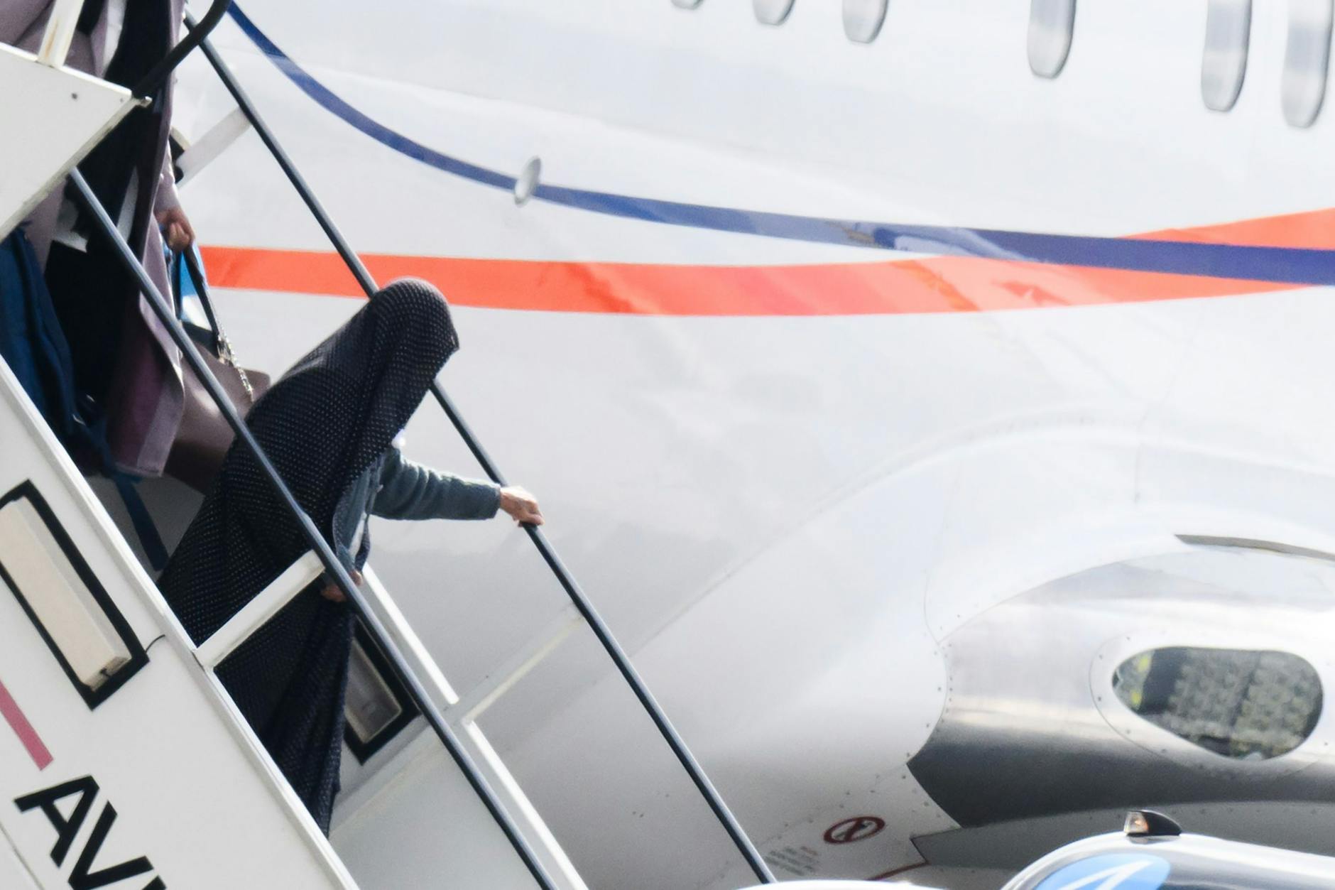Eine Frau steigt aus einem Flugzeug am Flughafen Hannover.