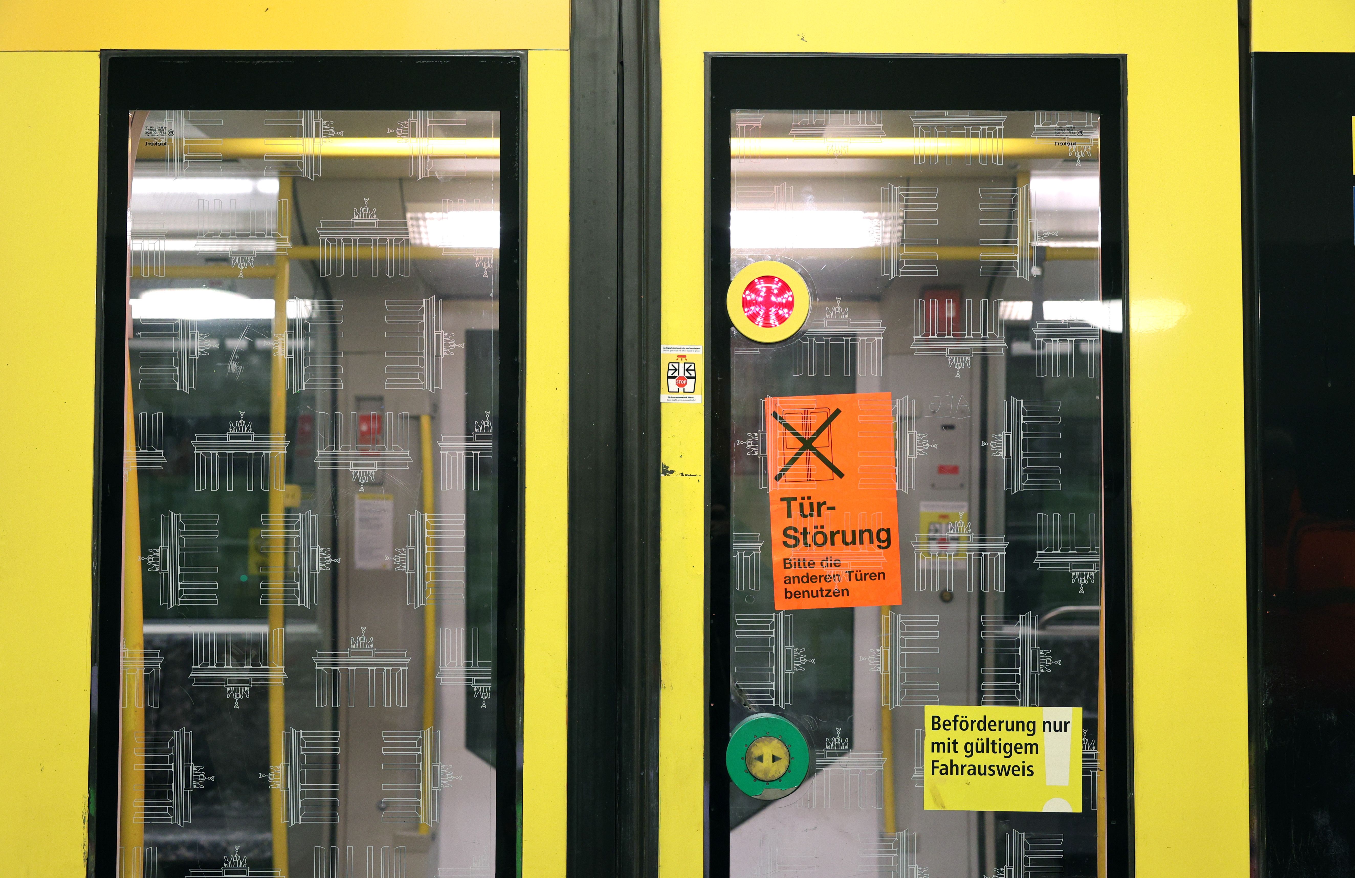 Kommentar: Türen aufhalten kostet Strafe: BVG, kassiert die Idioten ab!