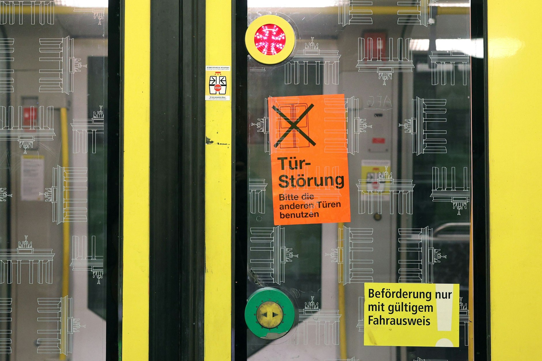 Wenn Türen kaputtgehen, müssen sie gesperrt werden. Das kostet nicht nur Geld, sondern hält auch den kompletten Verkehr im Berliner Untergrund auf. Die BVG will für das Aufhalten der Türen deshalb jetzt Strafen kassieren.