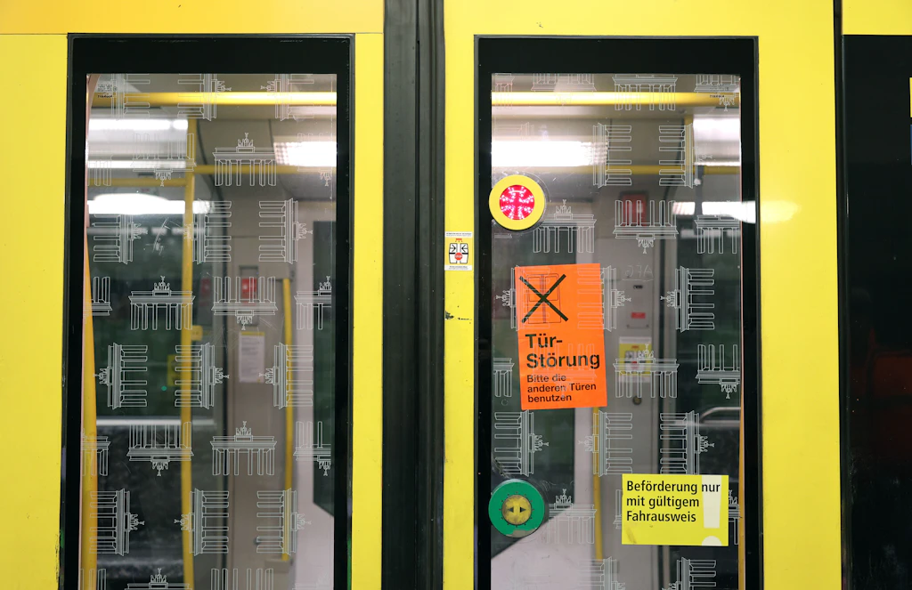 Kommentar: Türen aufhalten kostet Strafe: BVG, kassiert die Idioten ab!