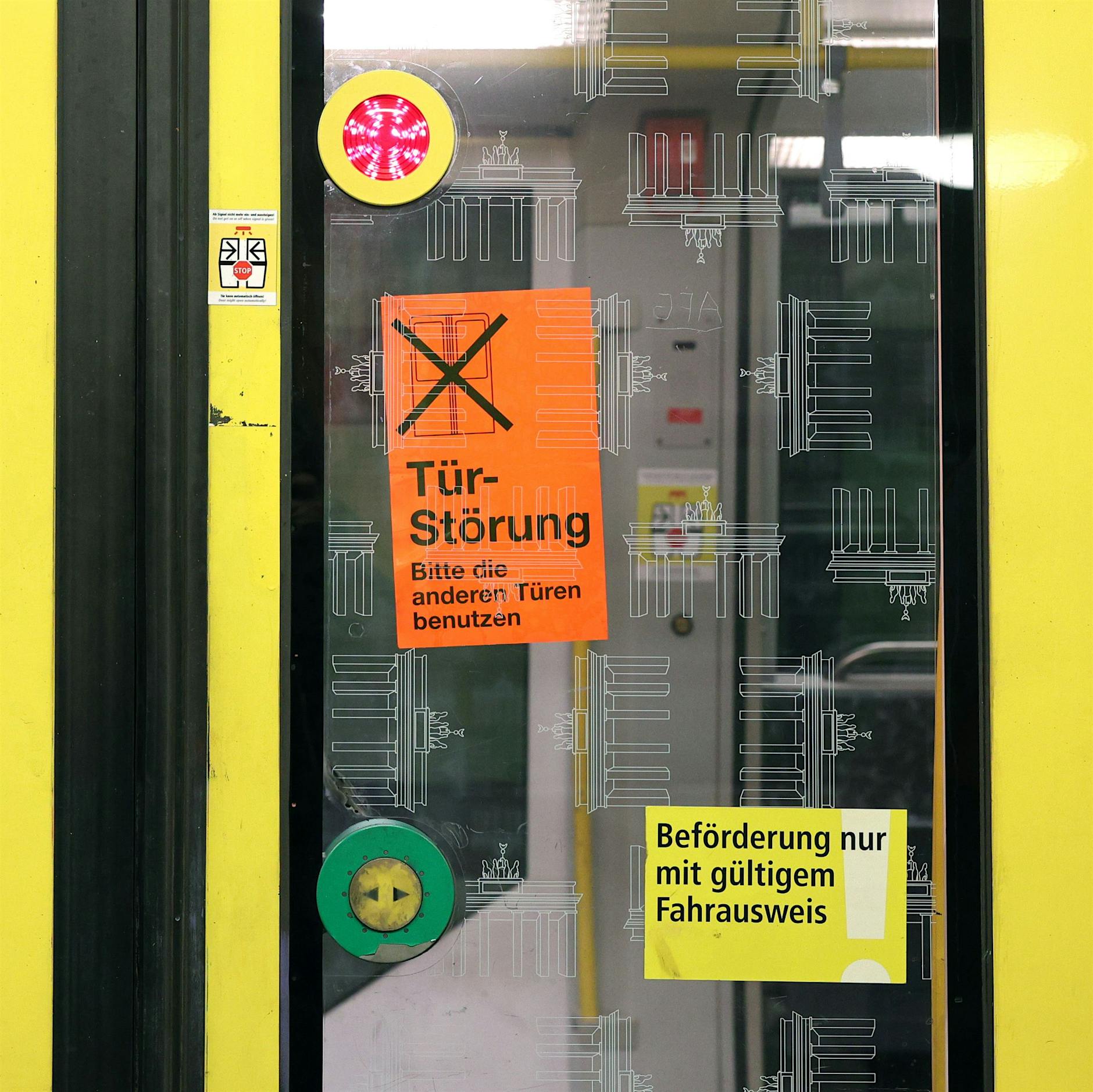 Kommentar: Türen aufhalten kostet Strafe: BVG, kassiert die Idioten ab!