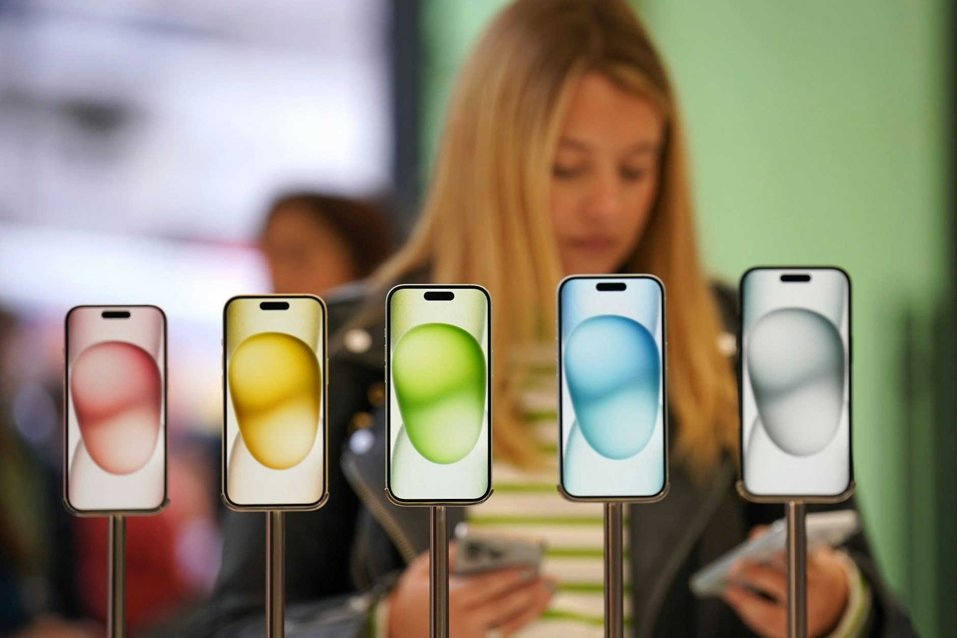 Das Apple iPhone 15 im Flagship-Store des Technologiekonzerns in der Regent Street in London.