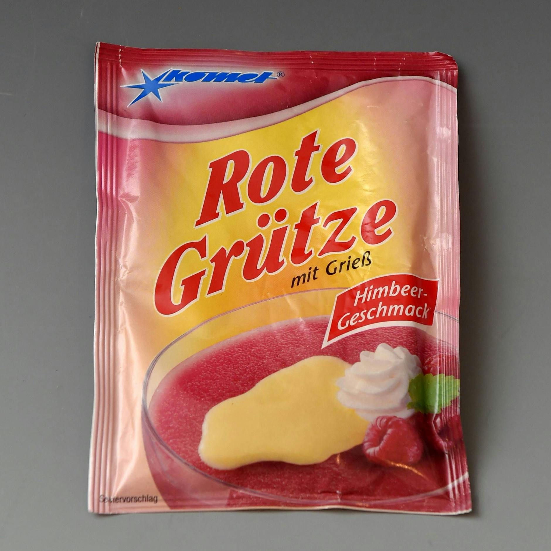 Kennt jeder, schmeckt nach Kindheit: Die leckere Rote Grütze mit Himbeergeschmack und Grieß. Noch heute gibt es dieses Dessertpulver in vielen Supermärkten.