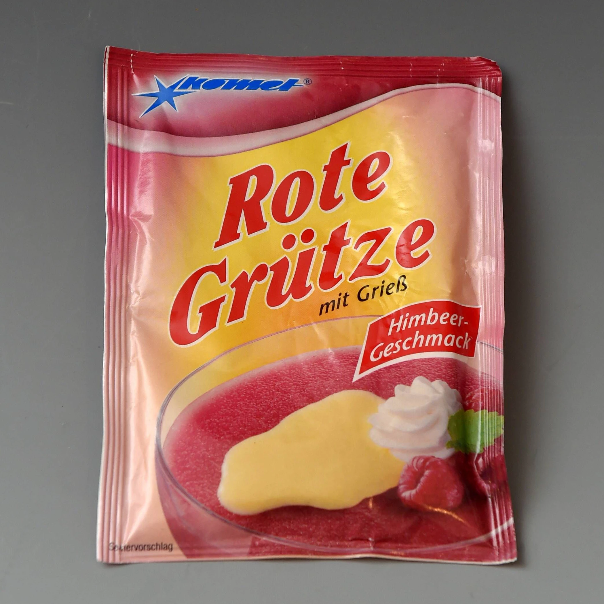 Kennt jeder, schmeckt nach Kindheit: Die leckere Rote Grütze mit Himbeergeschmack und Grieß. Noch heute gibt es dieses Dessertpulver in vielen Supermärkten.
