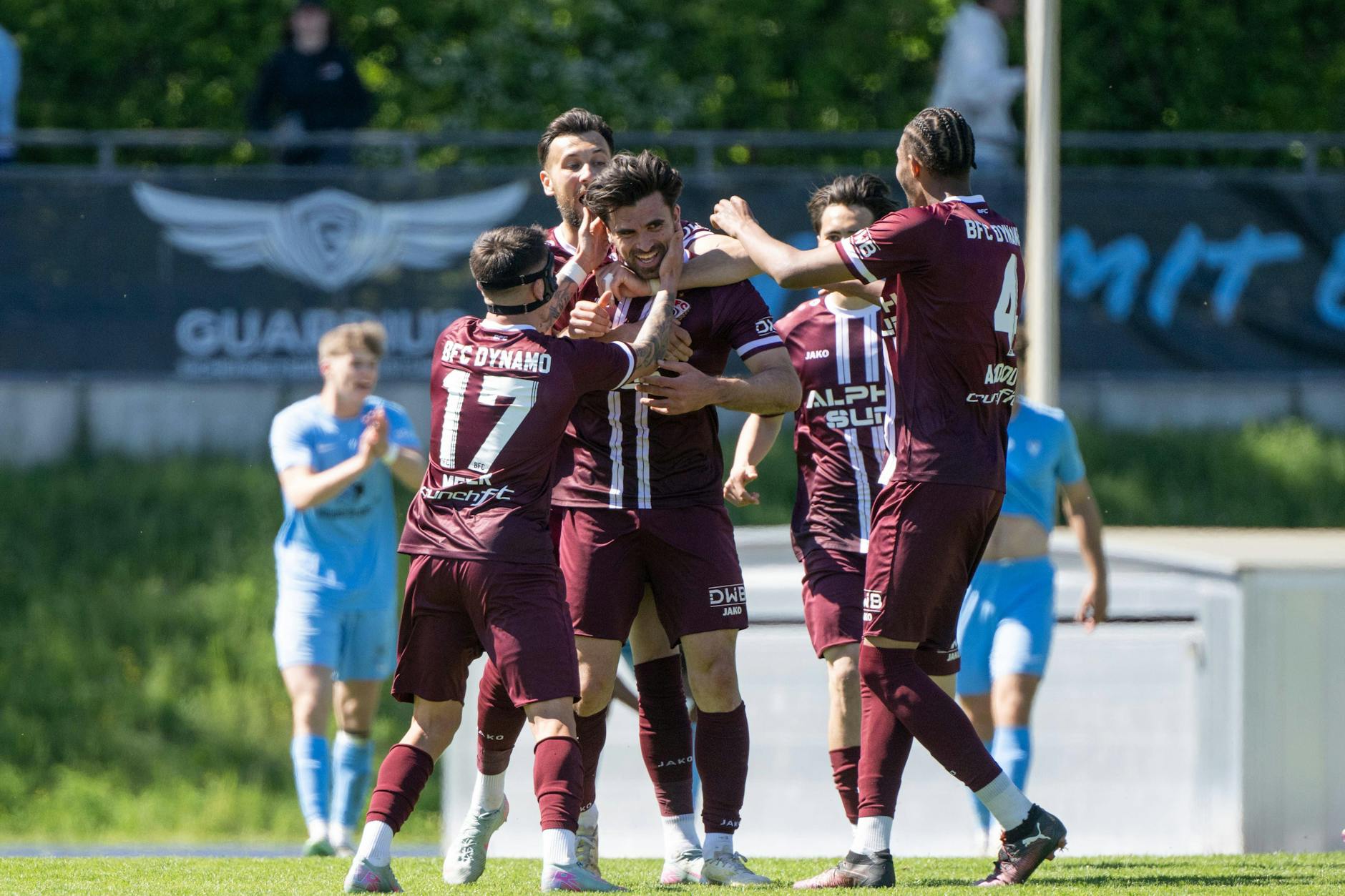 David Haider jubelt mit seinem Dynamos nach seinem Treffer zum 1:1 bei Viktoria.