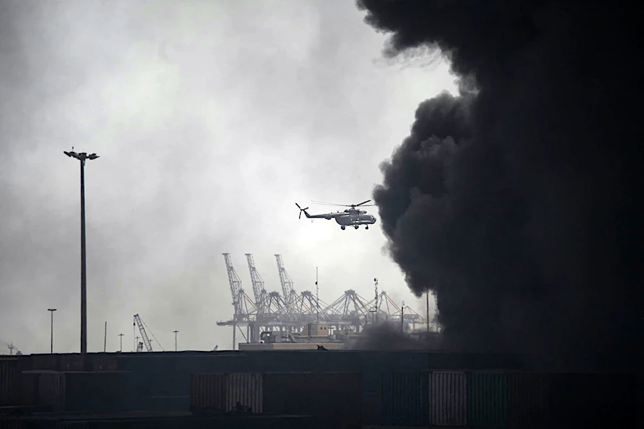  Ein Hubschrauber fliegt am 26. April 2025 über den Rauch, der nach einer Explosion im Hafendock Shahid Rajaee südwestlich von Bandar Abbas in der iranischen Provinz Hormozgan entstanden ist.