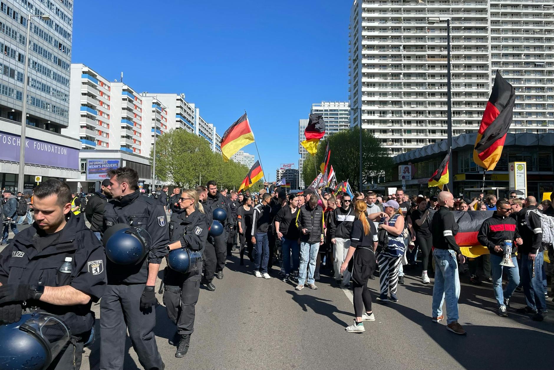 Menschen aus der „Querdenker“ und auch der rechtsextremen Szene demonstrieren am Samstag in Berlin.