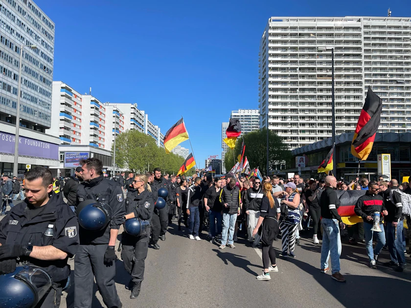 „Sieg Heil“-Rufe auf Berliner Friedensdemo: Polizei stürmt Proteste