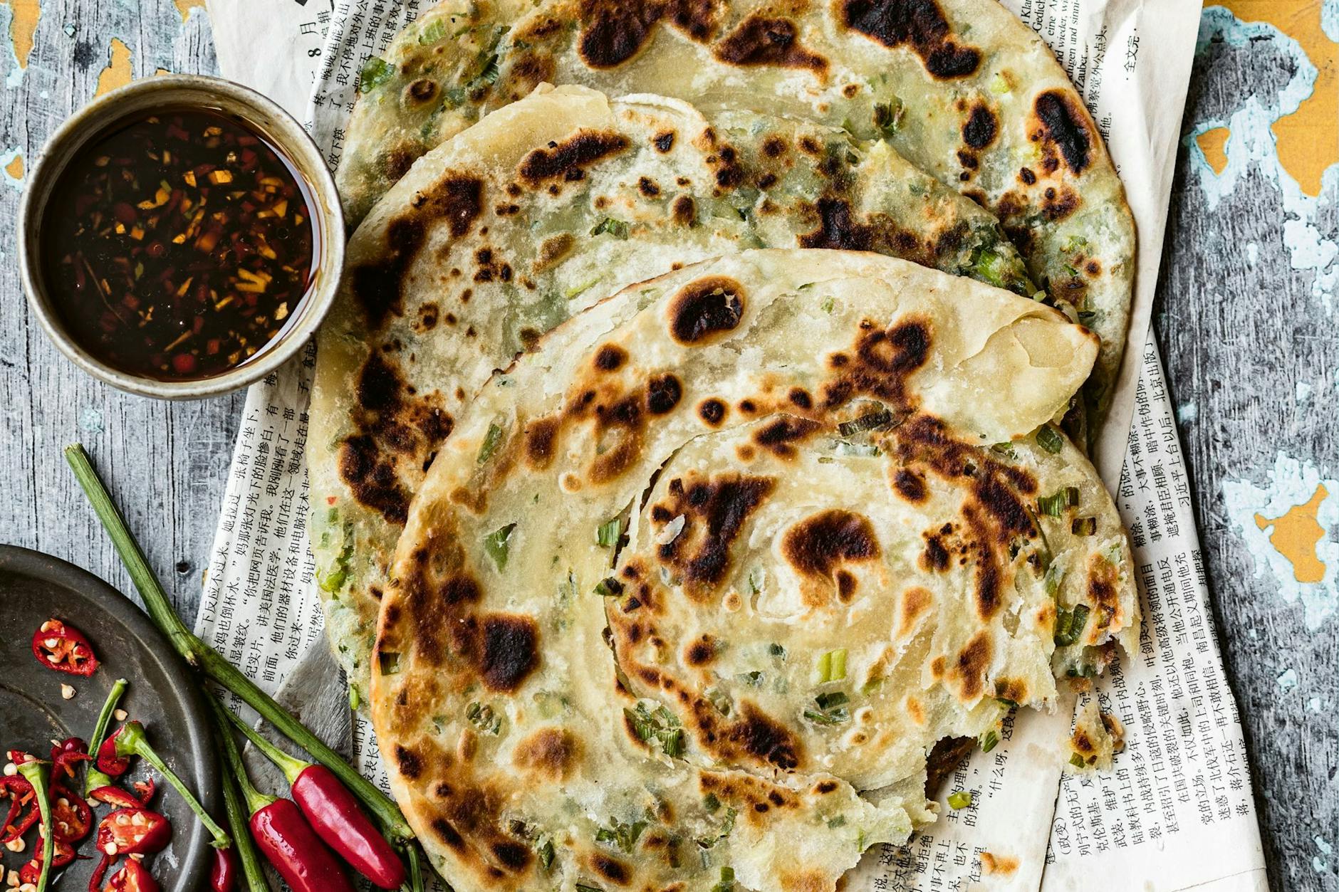 Die chinesischen Frühlingszwiebel-Pfannkuchen lassen sich gut als Snack, Vorspeise oder als Beilage genießen.