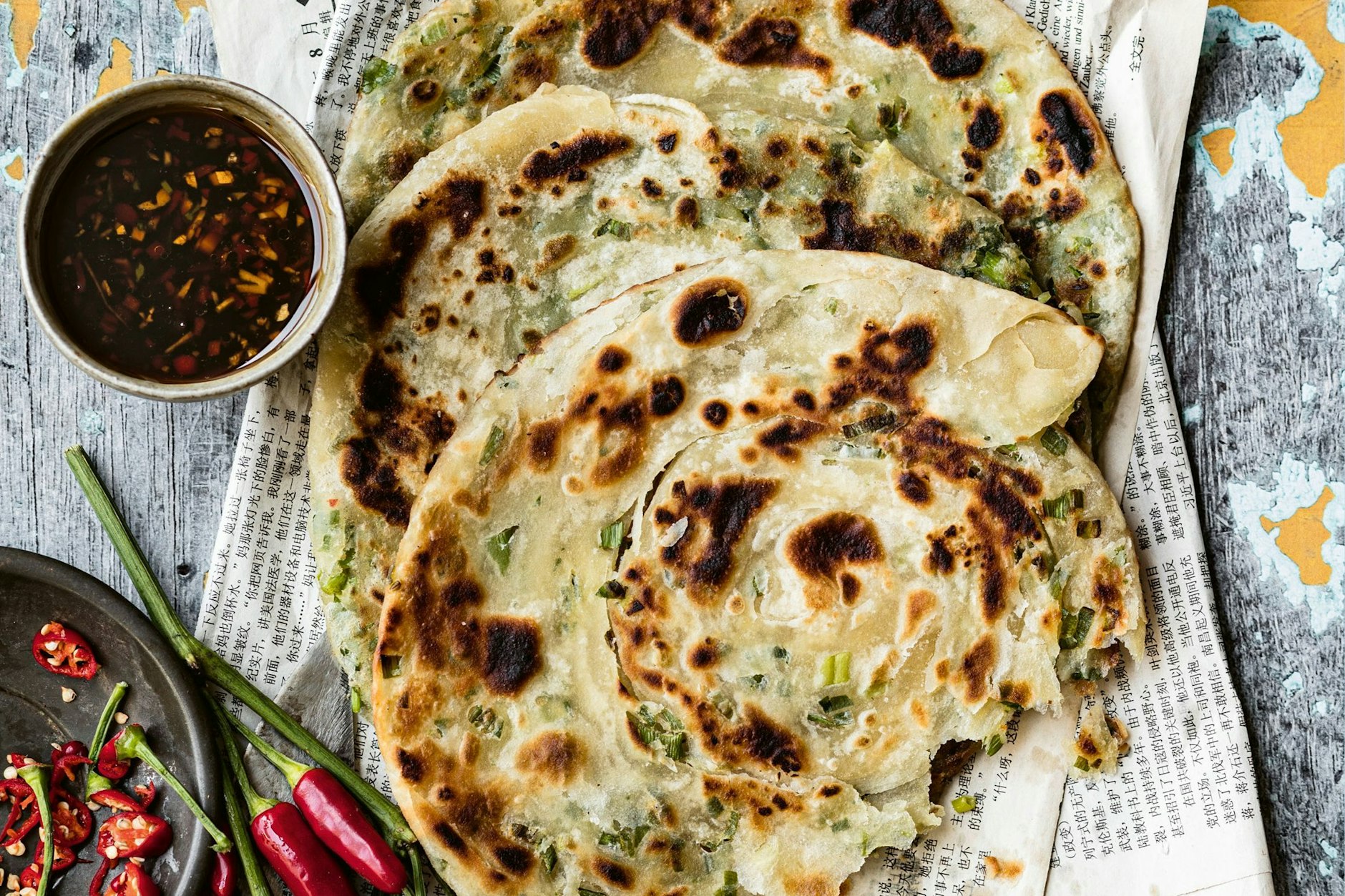 Die chinesischen Frühlingszwiebel-Pfannkuchen lassen sich gut als Snack, Vorspeise oder als Beilage genießen. 